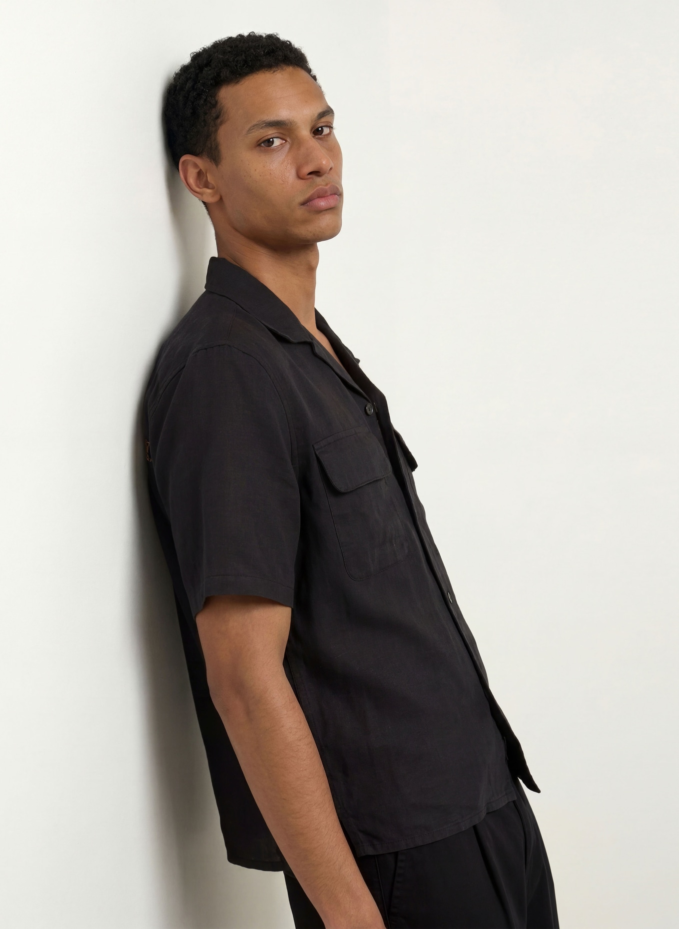 ALLSAINTS Resorthemd DUNLOE Boxy Fit aus Leinen: SCHWARZ / CAMEL