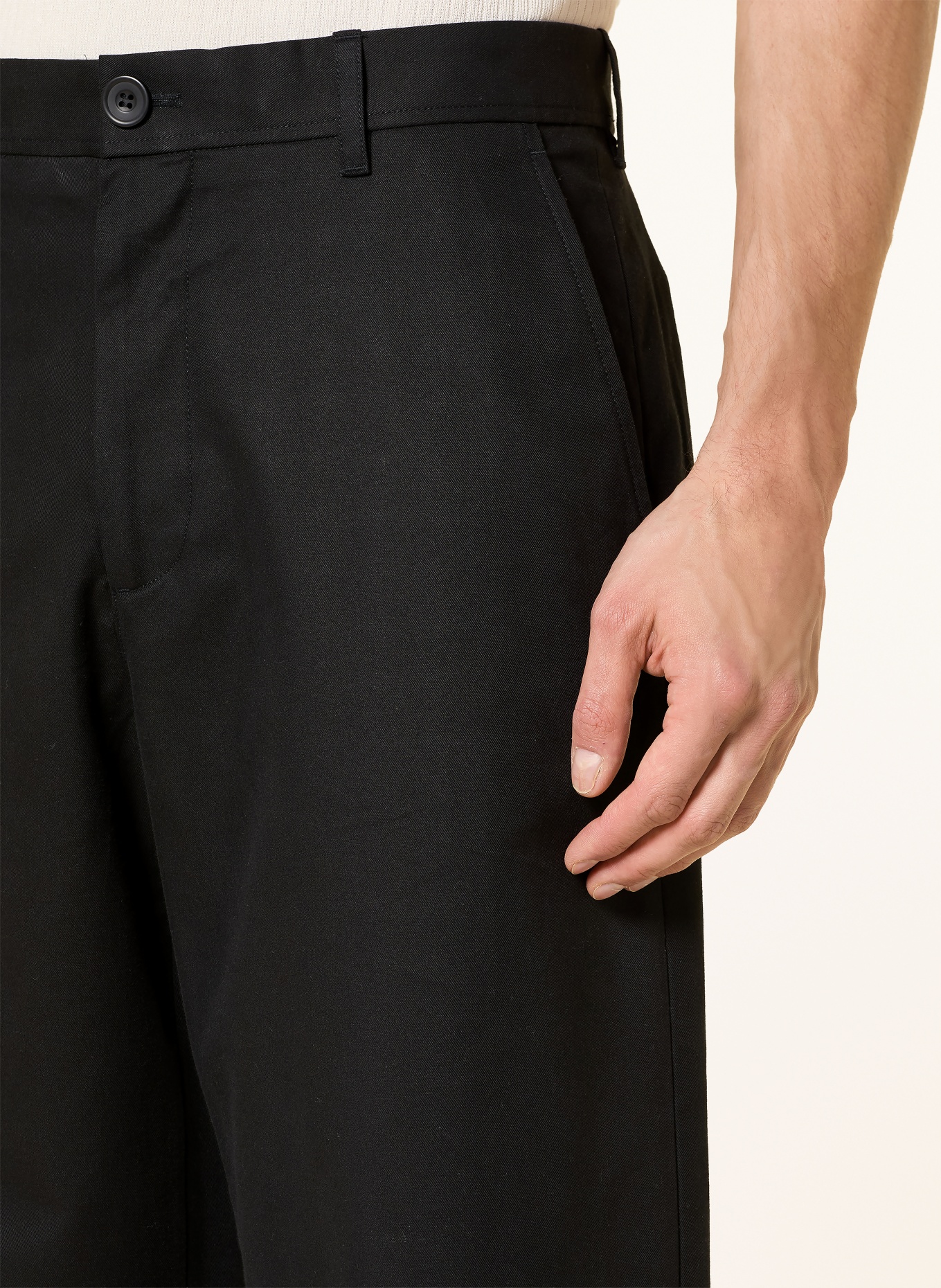 COS Chino Regular Fit: SCHWARZ