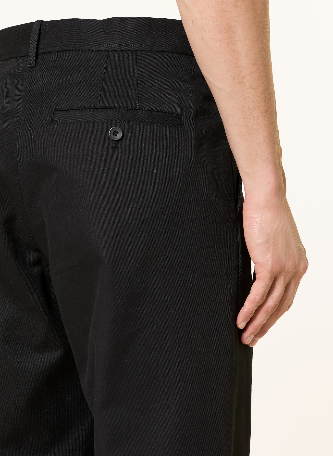 COS Chino Regular Fit: SCHWARZ