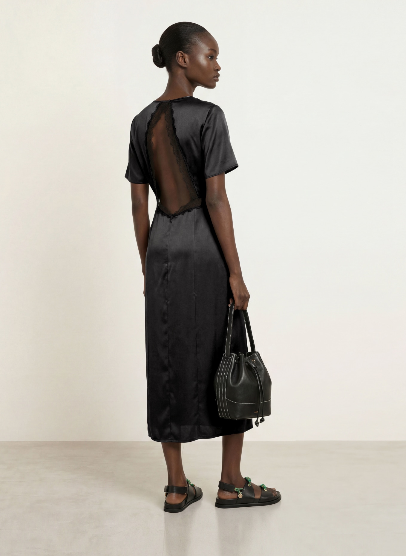 CLAUDIE PIERLOT Satinkleid mit Spitze und Cut-outs: SCHWARZ