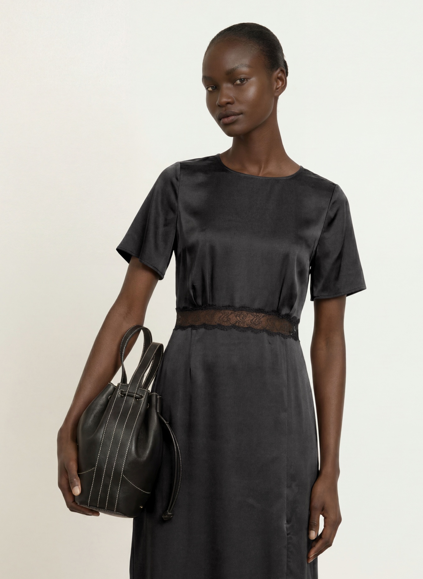 CLAUDIE PIERLOT Satinkleid mit Spitze und Cut-outs: SCHWARZ