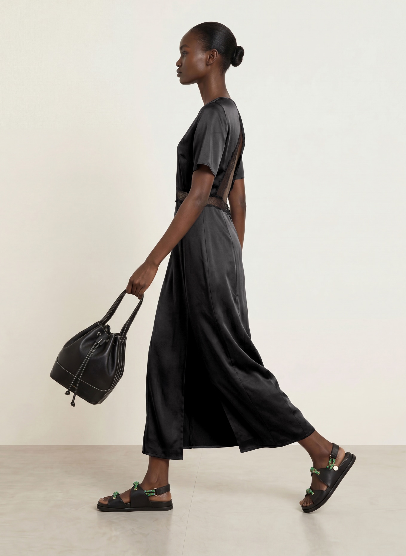 CLAUDIE PIERLOT Satinkleid mit Spitze und Cut-outs: SCHWARZ