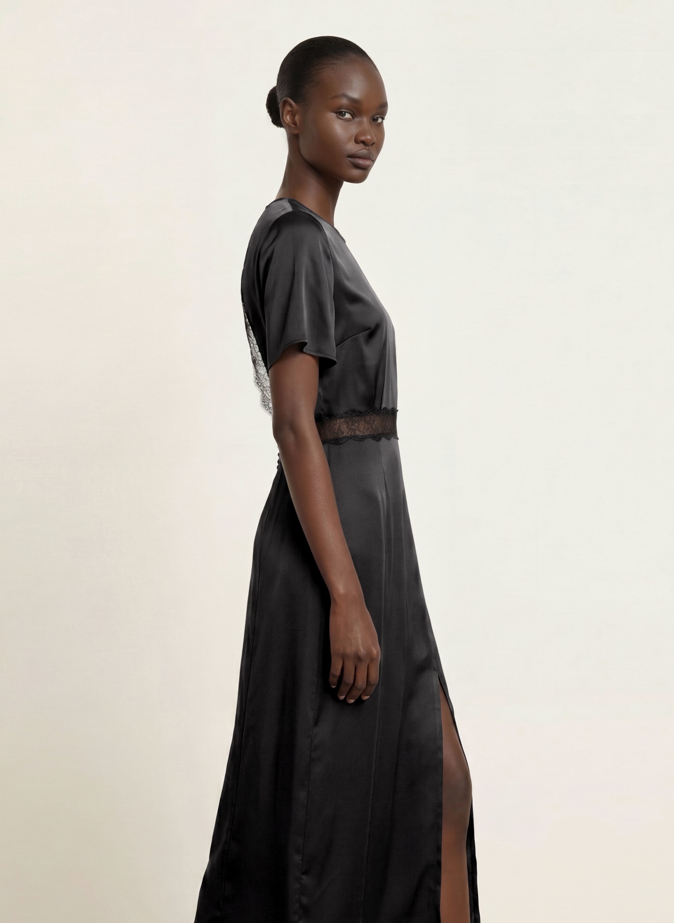 CLAUDIE PIERLOT Satinkleid mit Spitze und Cut-outs: SCHWARZ