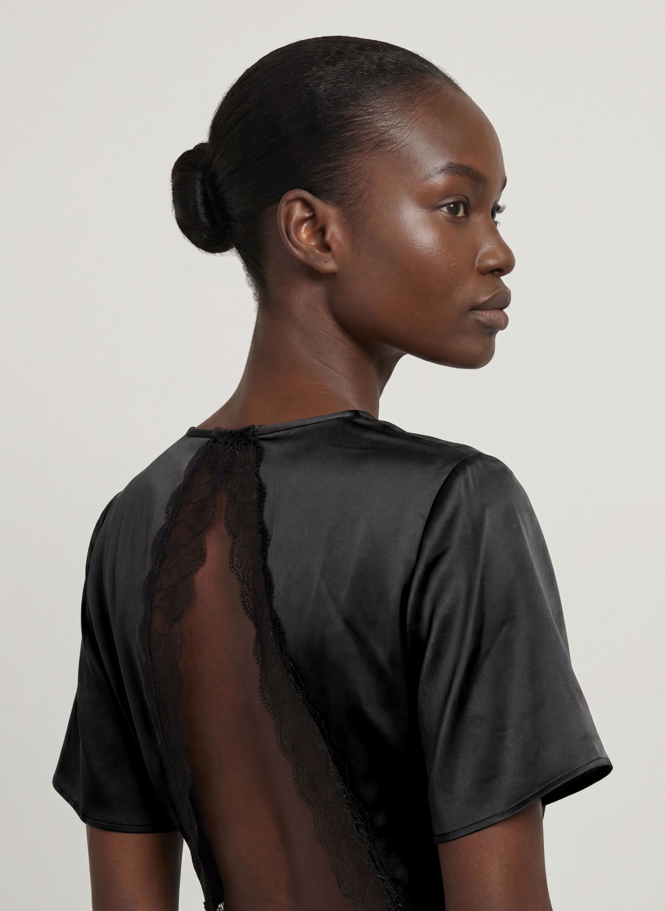 CLAUDIE PIERLOT Satinkleid mit Spitze und Cut-outs: SCHWARZ