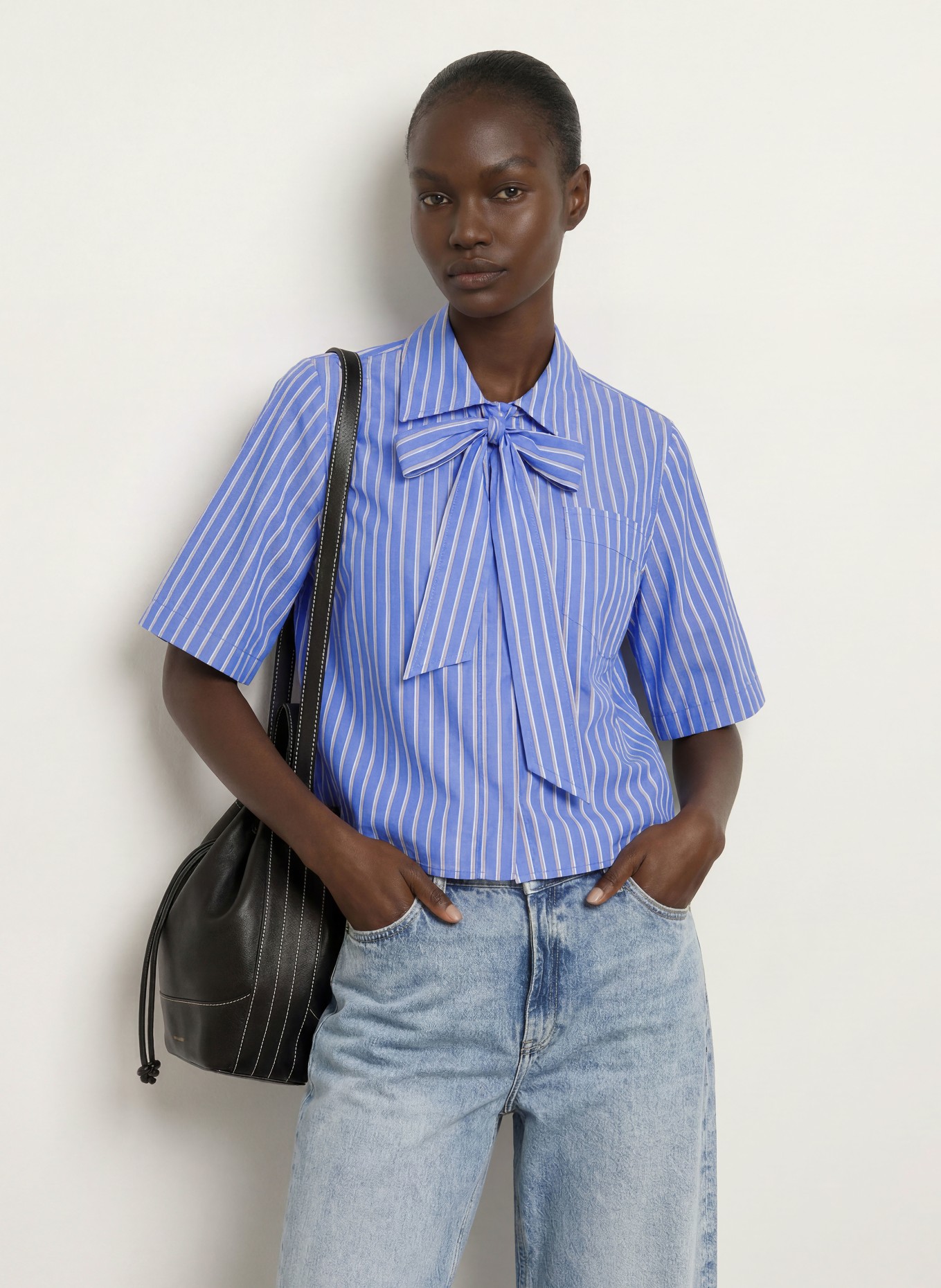 CLAUDIE PIERLOT Hemdbluse mit abnehmbarer Schluppe: HELLBLAU / DUNKELBRAUN / WEISS