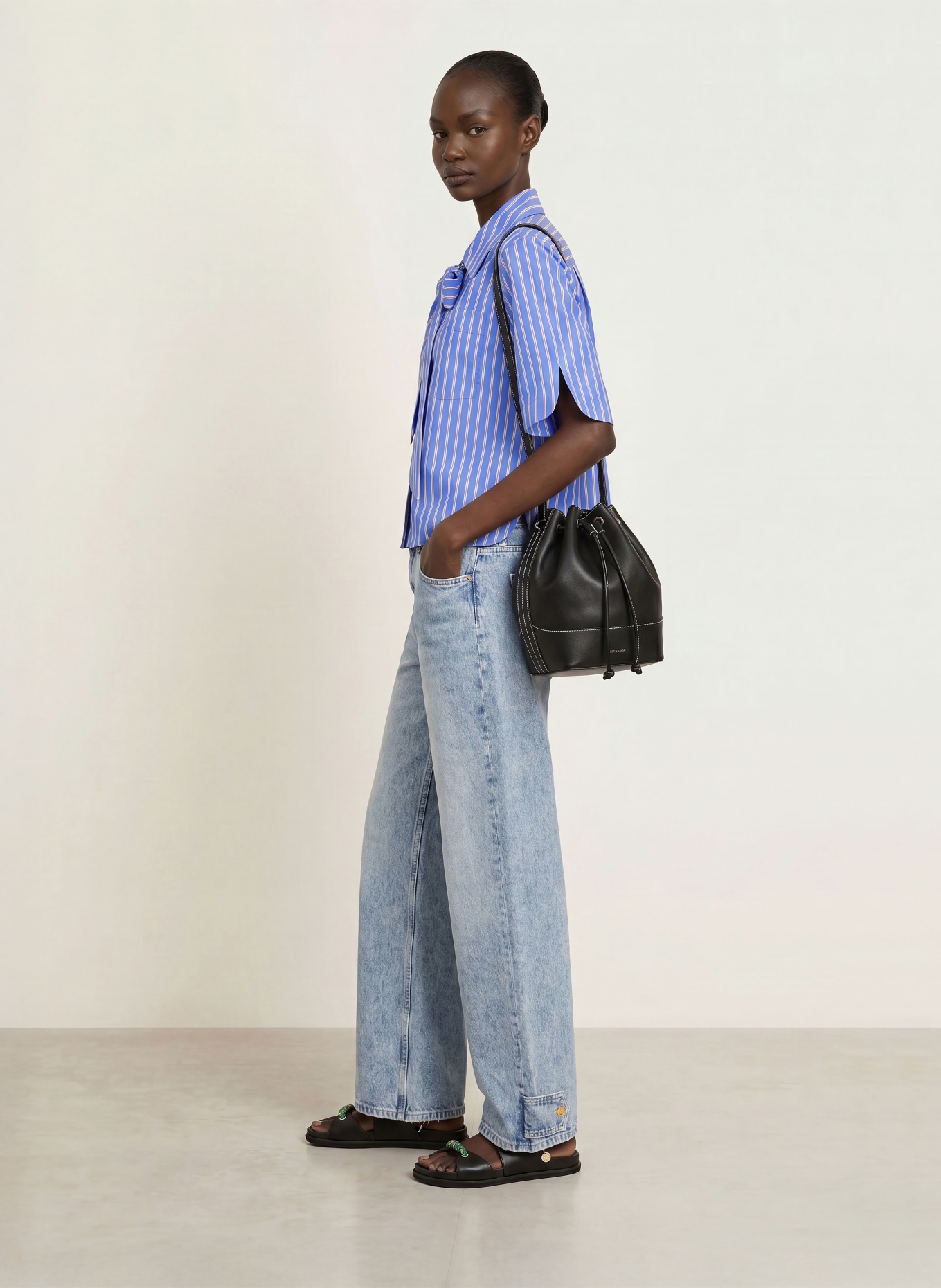 CLAUDIE PIERLOT Hemdbluse mit abnehmbarer Schluppe: HELLBLAU / DUNKELBRAUN / WEISS
