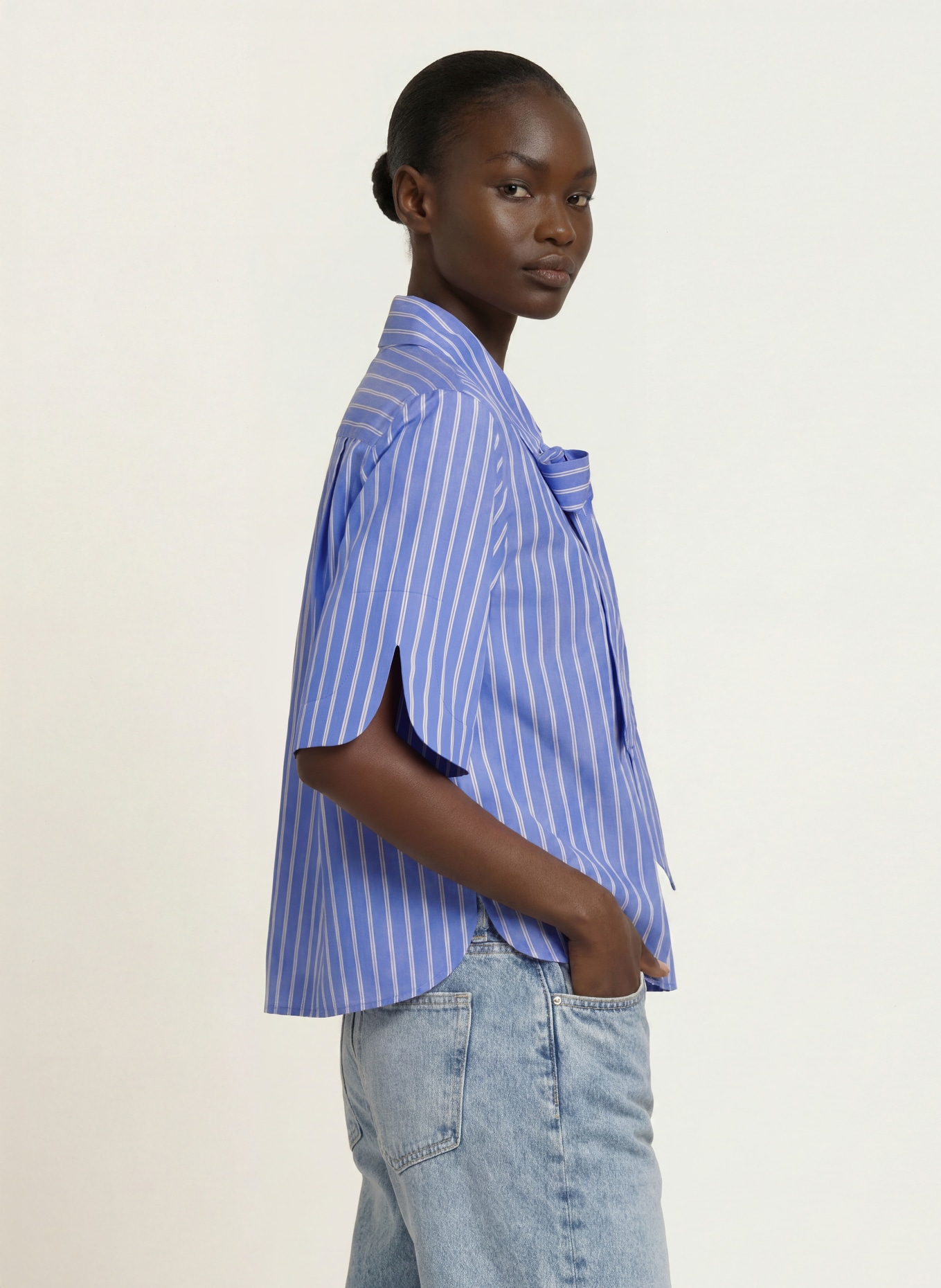 CLAUDIE PIERLOT Hemdbluse mit abnehmbarer Schluppe: HELLBLAU / DUNKELBRAUN / WEISS