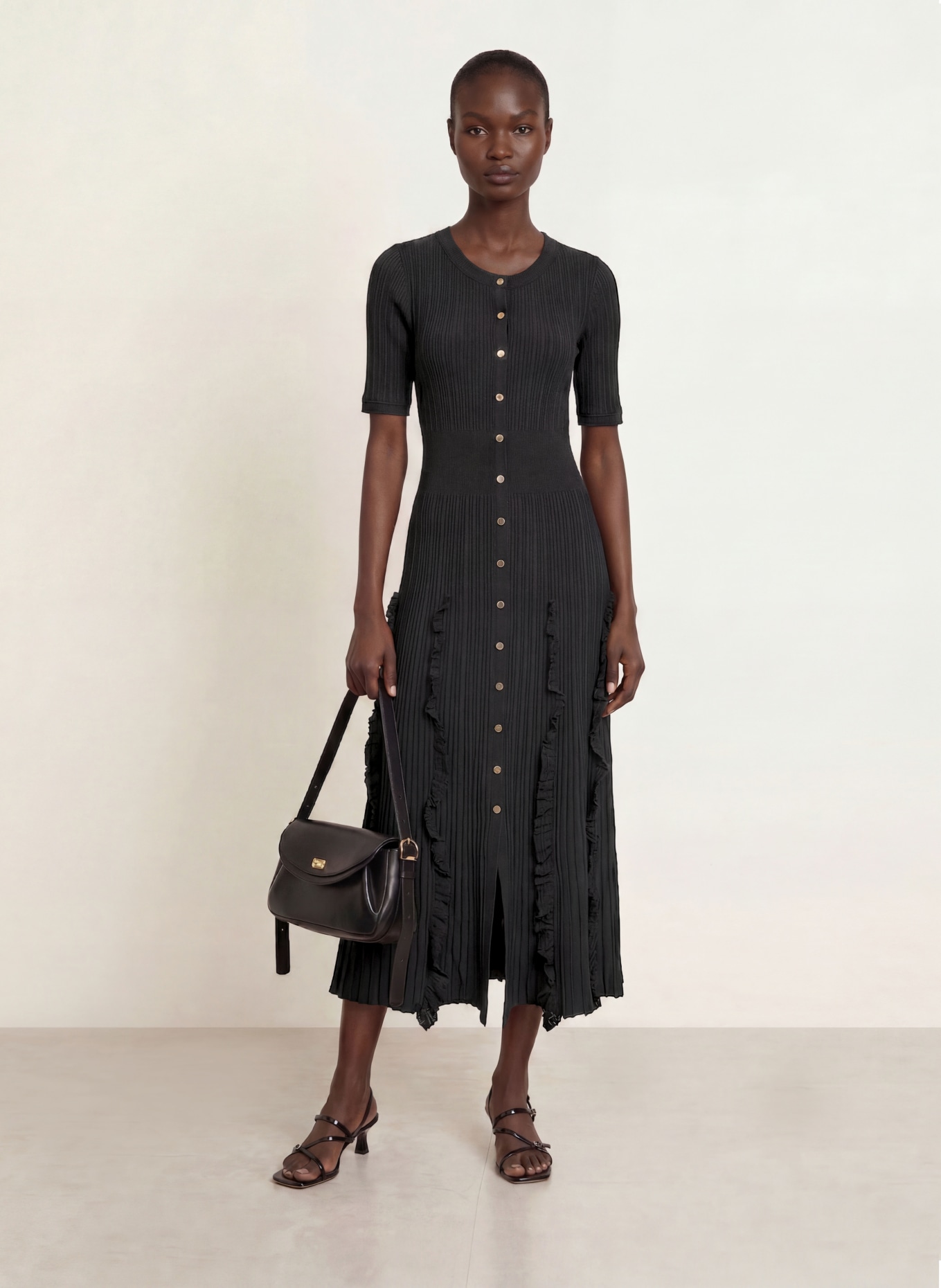 SANDRO Strickkleid mit Rüschen: SCHWARZ