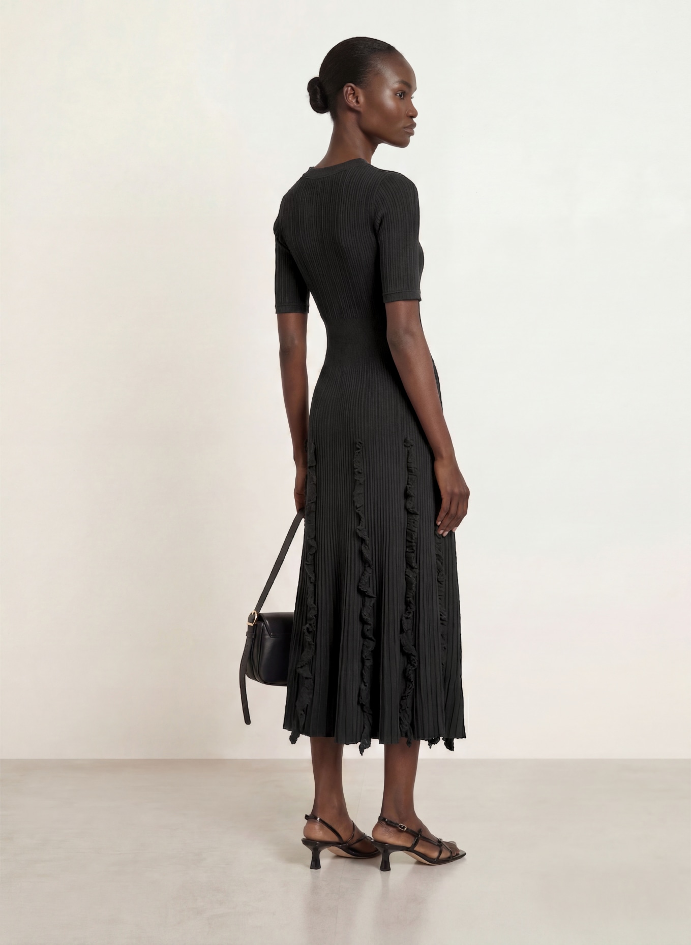 SANDRO Strickkleid mit Rüschen: SCHWARZ