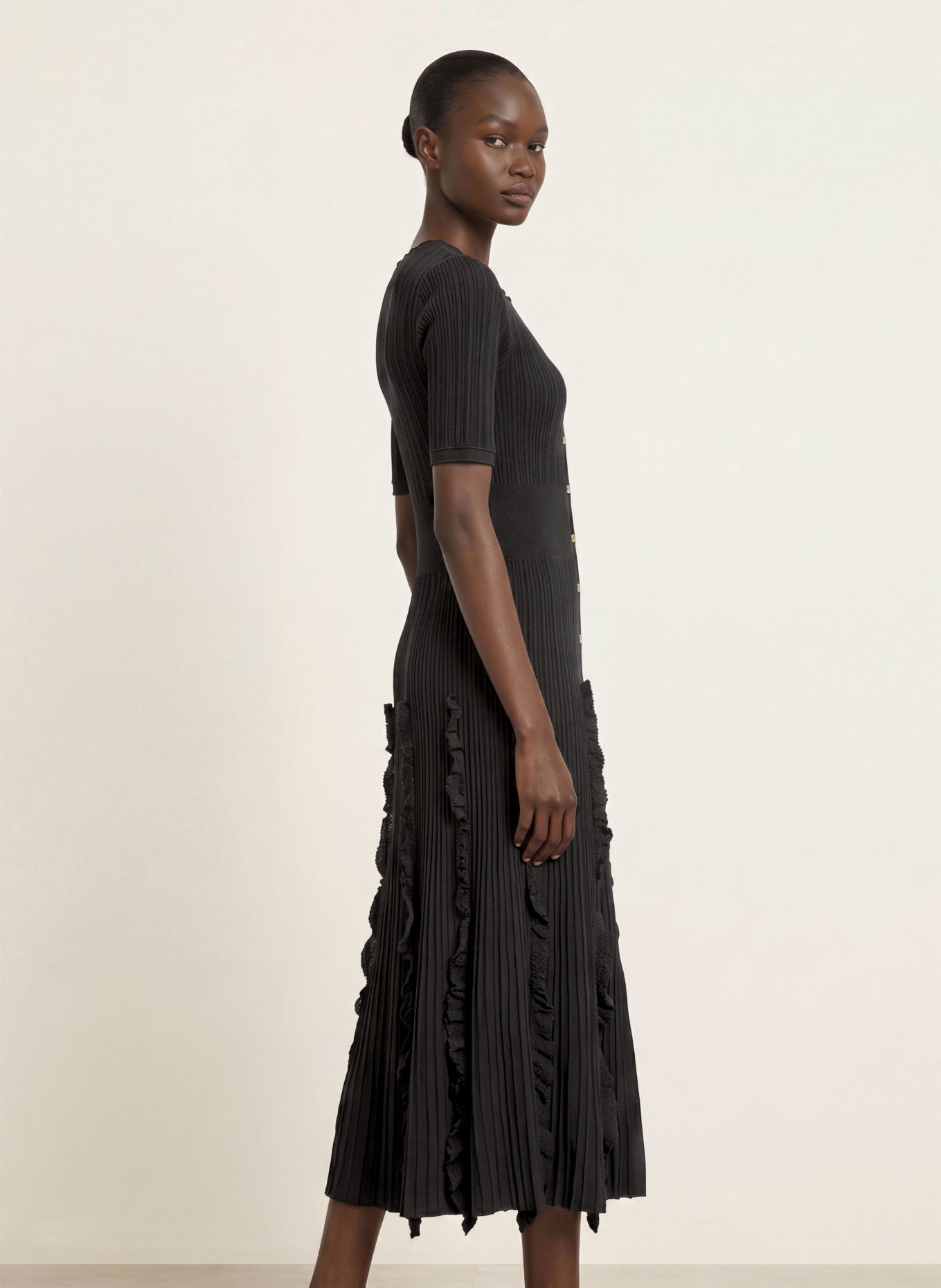 SANDRO Strickkleid mit Rüschen: SCHWARZ