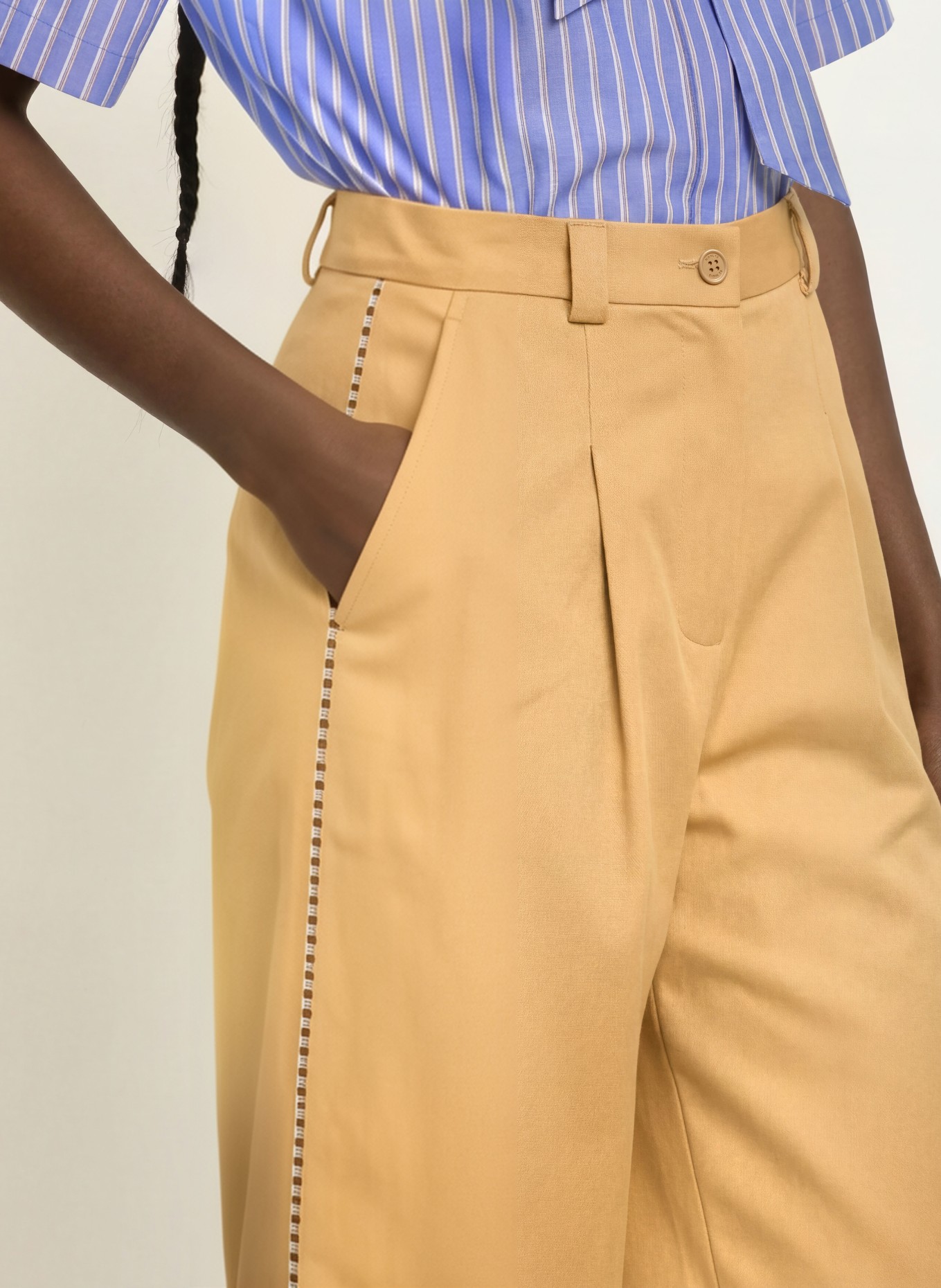 CLAUDIE PIERLOT Marlenehose mit Galonstreifen: BEIGE