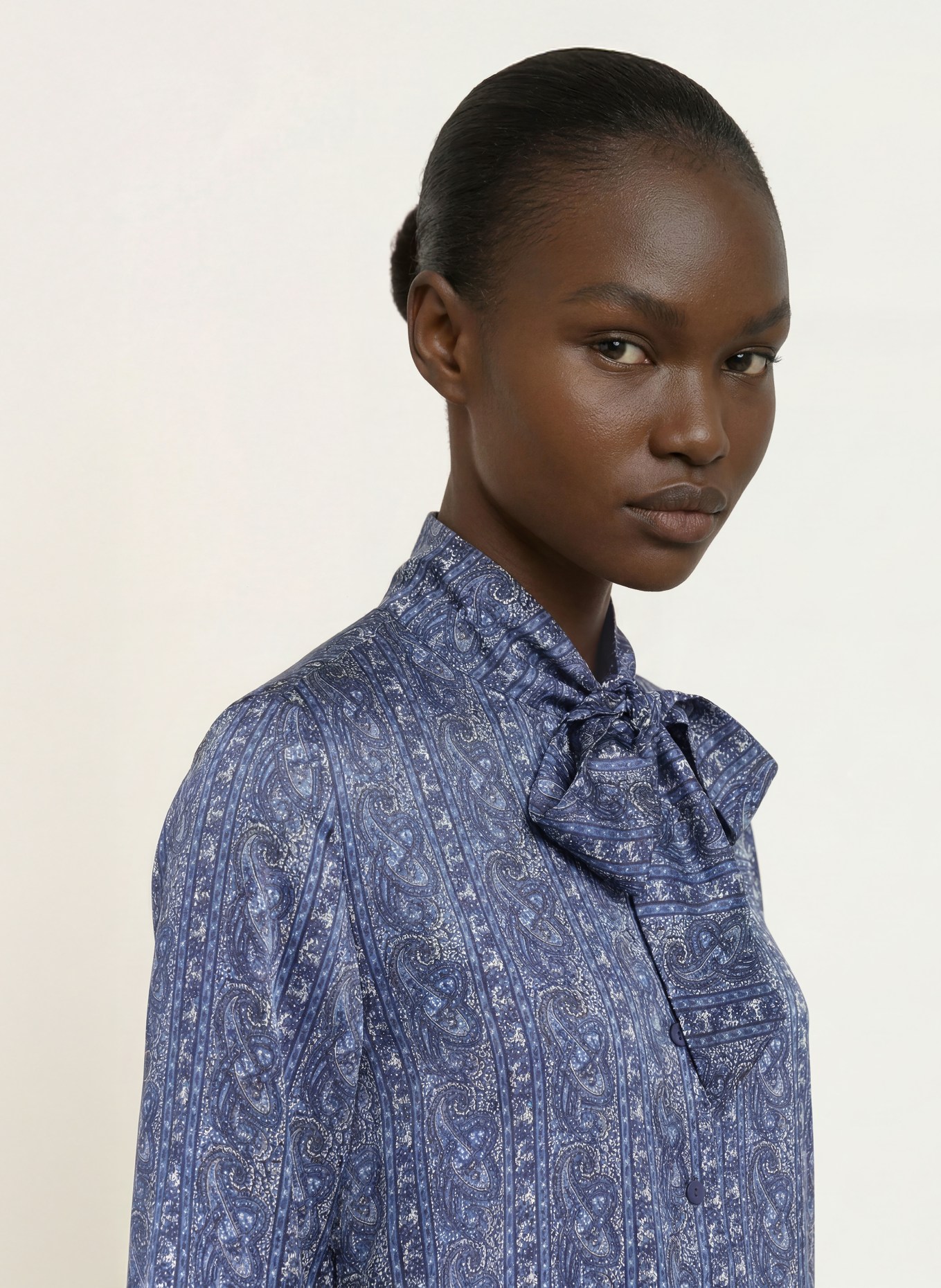 CLAUDIE PIERLOT Bluse: DUNKELBLAU / WEISS