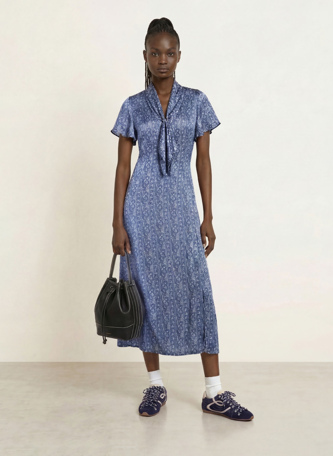 CLAUDIE PIERLOT Kleid mit Volants: DUNKELBLAU / WEISS