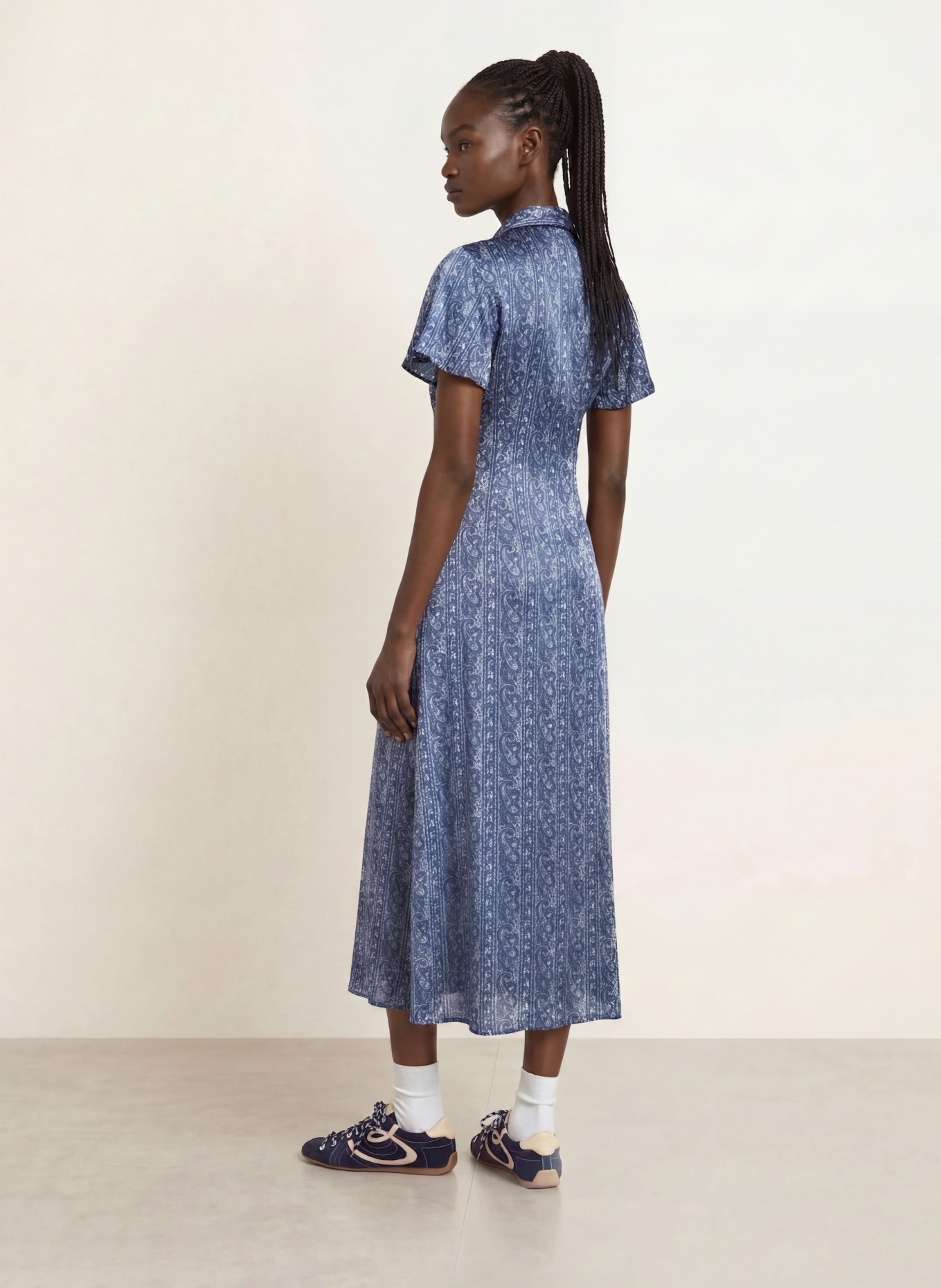 CLAUDIE PIERLOT Kleid mit Volants: DUNKELBLAU / WEISS
