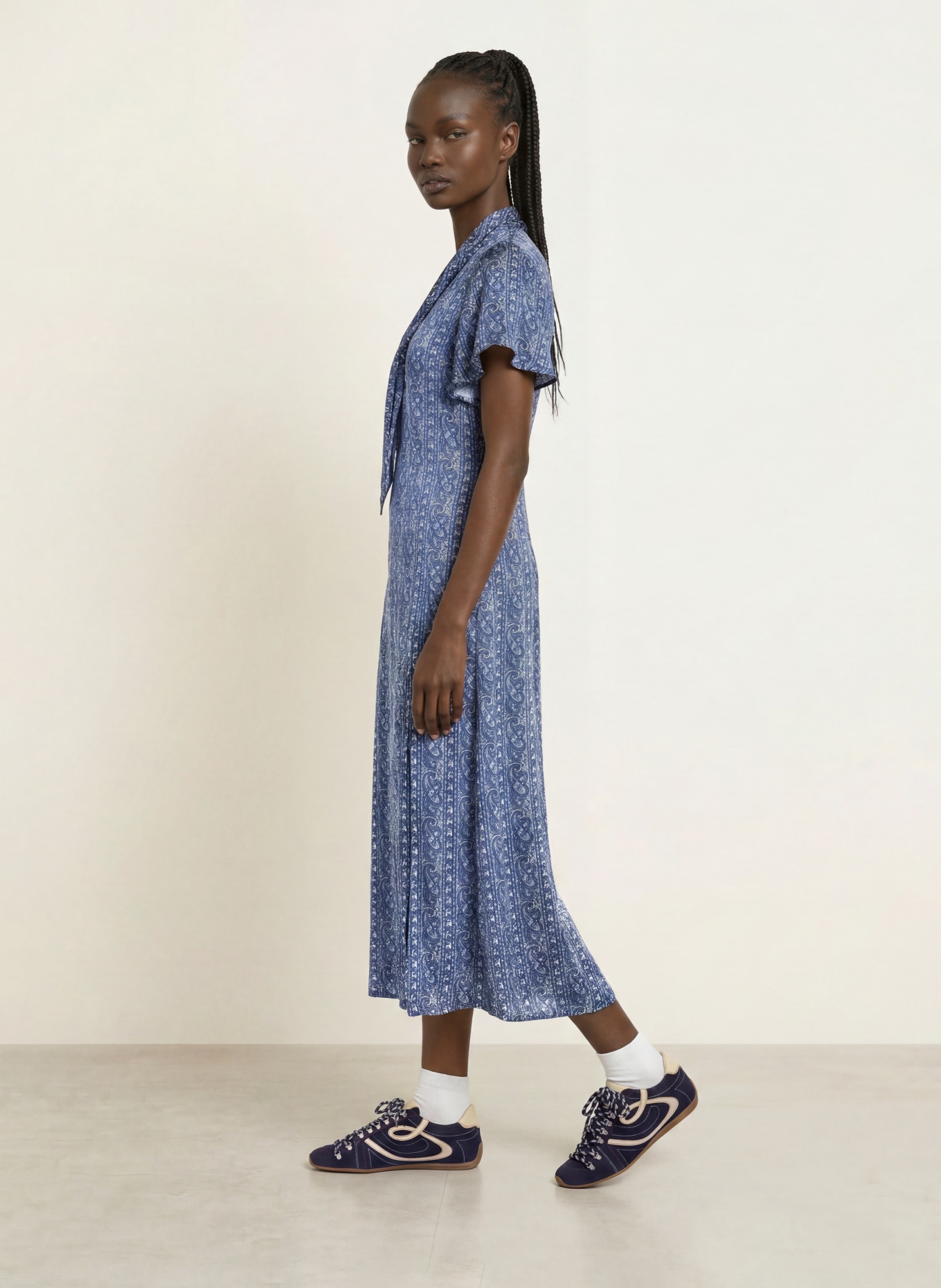 CLAUDIE PIERLOT Kleid mit Volants: DUNKELBLAU / WEISS