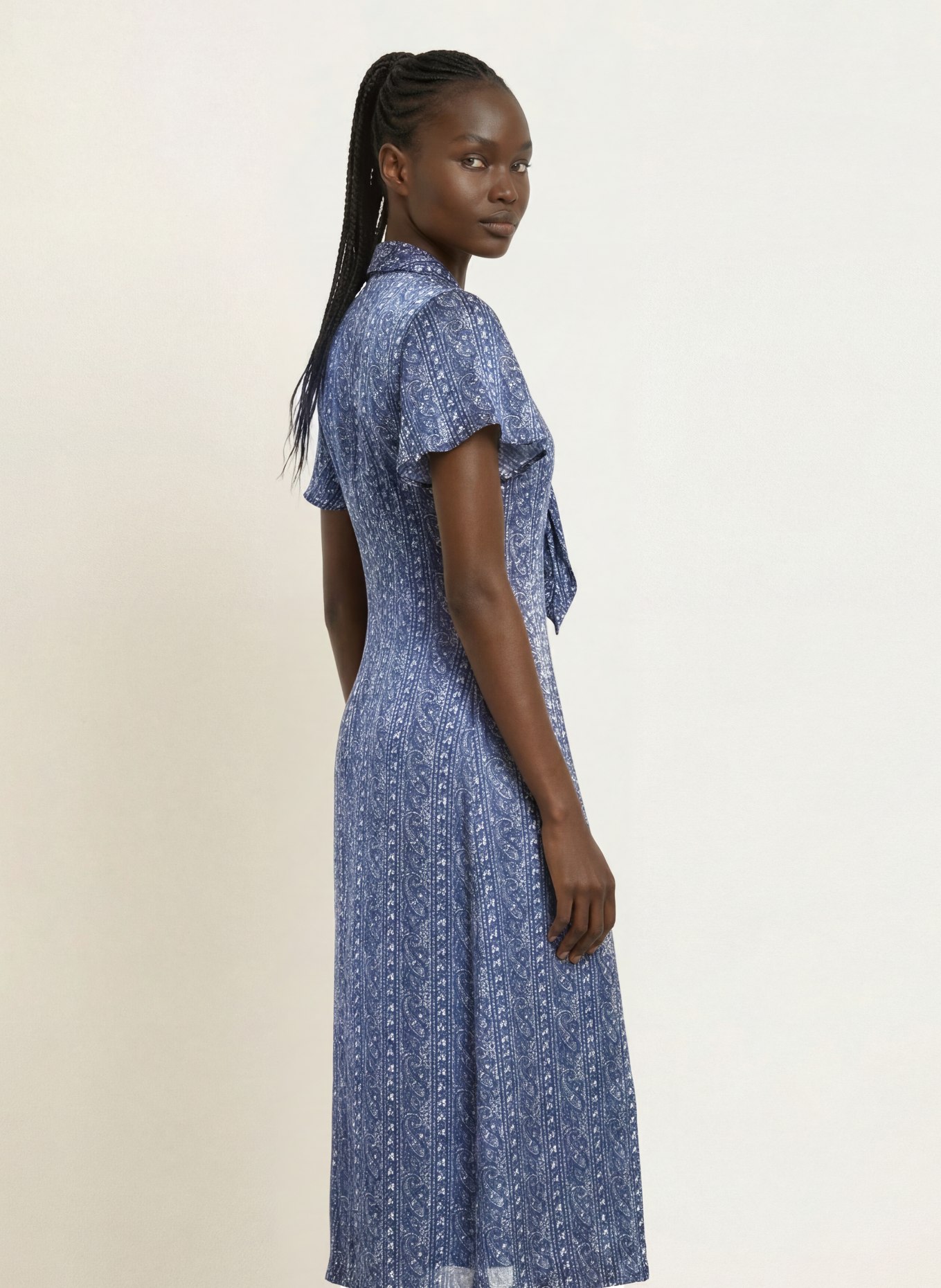 CLAUDIE PIERLOT Kleid mit Volants: DUNKELBLAU / WEISS