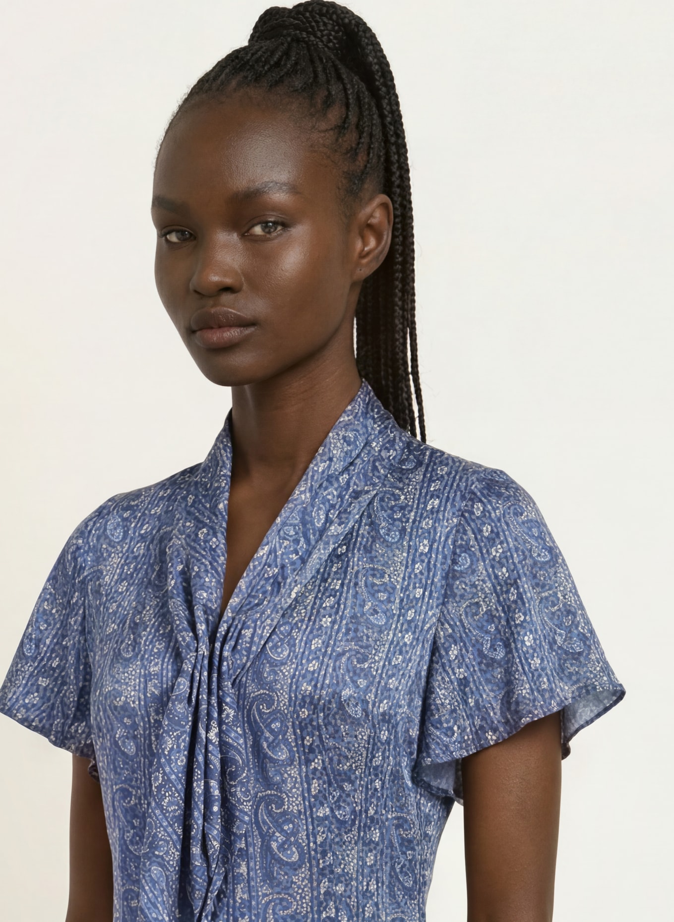 CLAUDIE PIERLOT Kleid mit Volants: DUNKELBLAU / WEISS