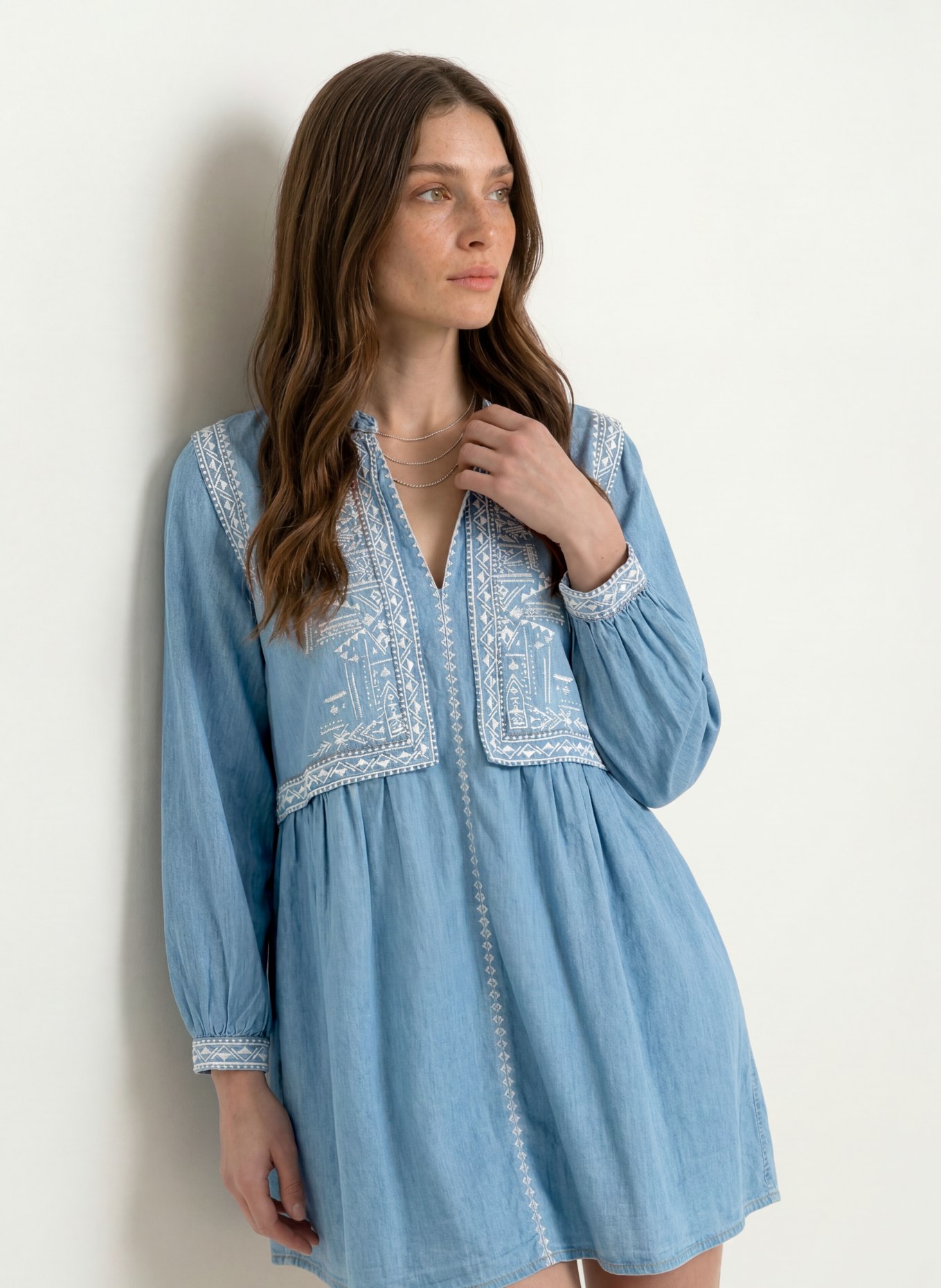 ba&sh Kleid LAENA in Jeansoptik: HELLBLAU