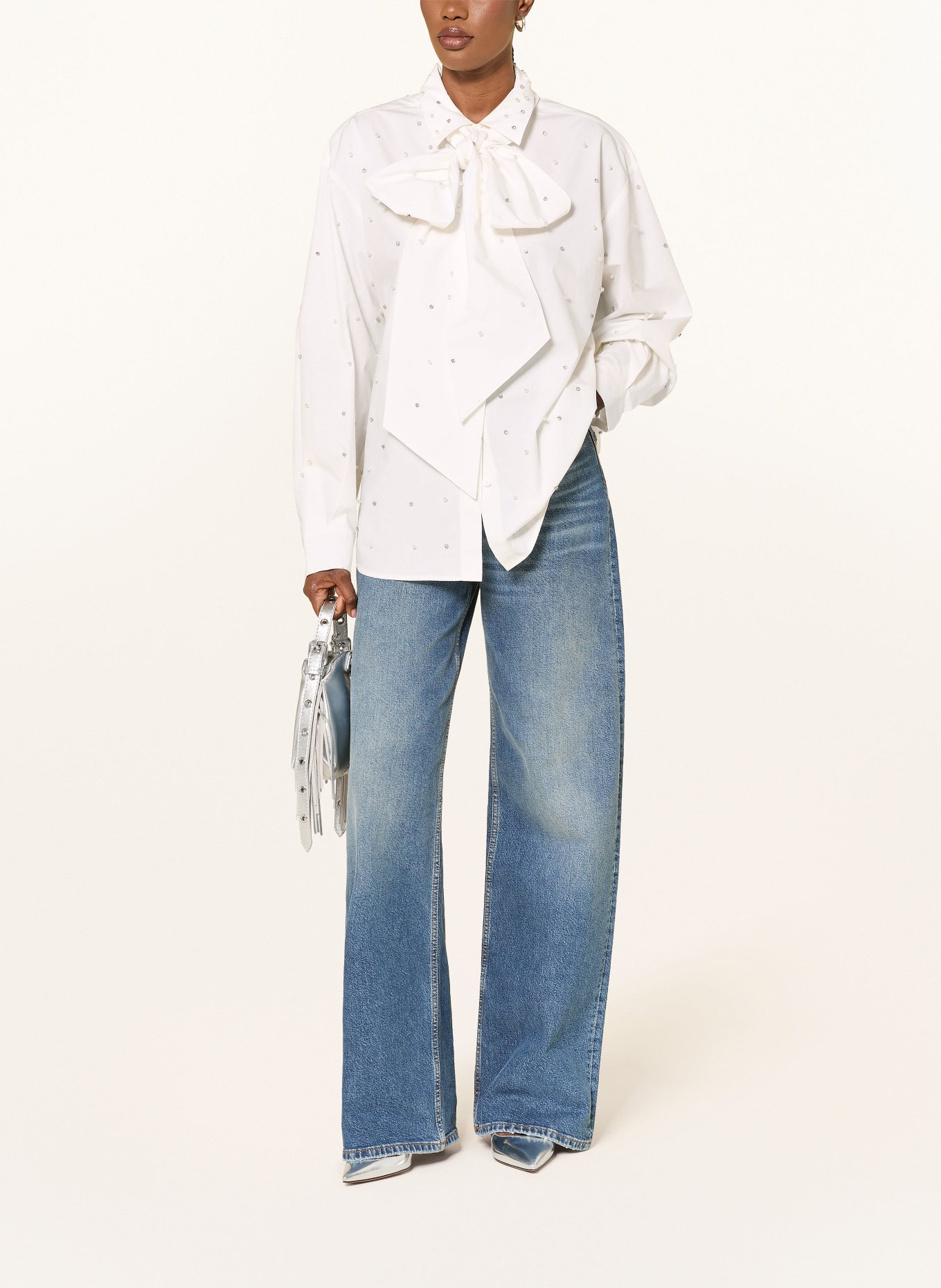 maje Hemdbluse mit abnehmbarer Schluppe und Schmucksteinen: WEISS / SILBER