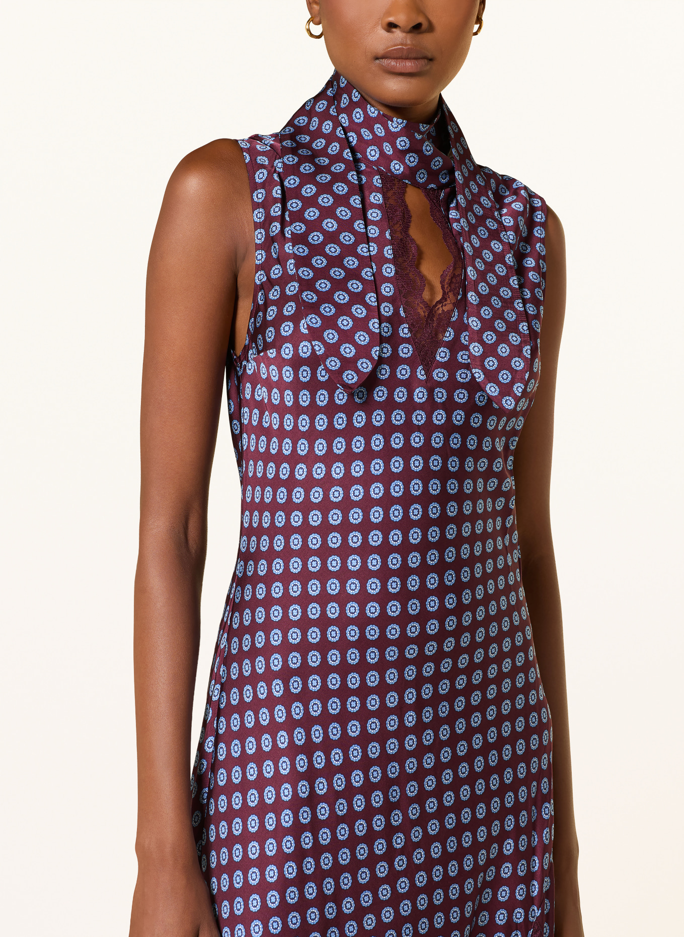 CLAUDIE PIERLOT Schluppenkleid aus Satin mit Spitze: DUNKELROT / HELLBLAU / DUNKELBLAU