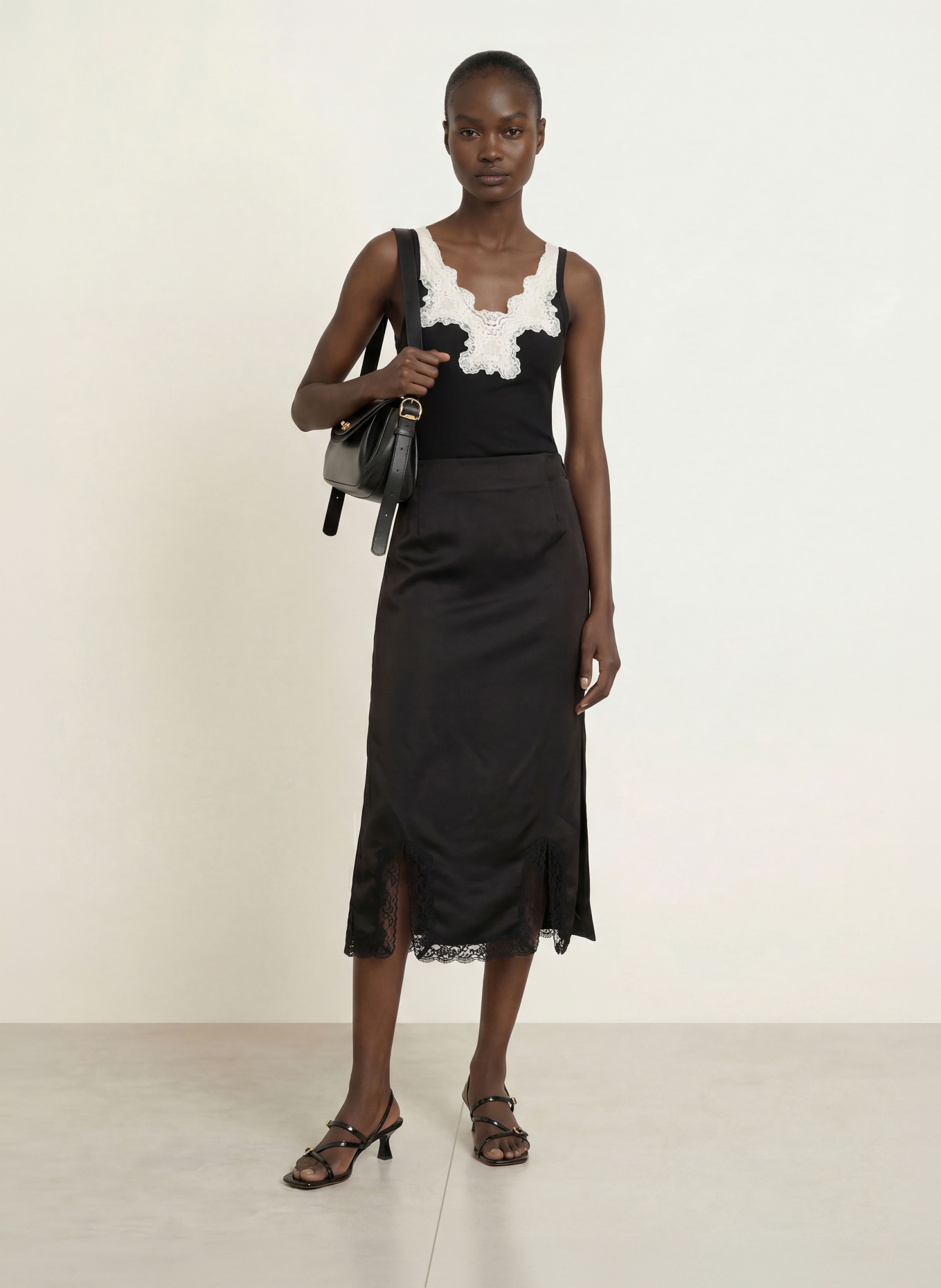 SANDRO Rock im Materialmix mit Spitze: SCHWARZ