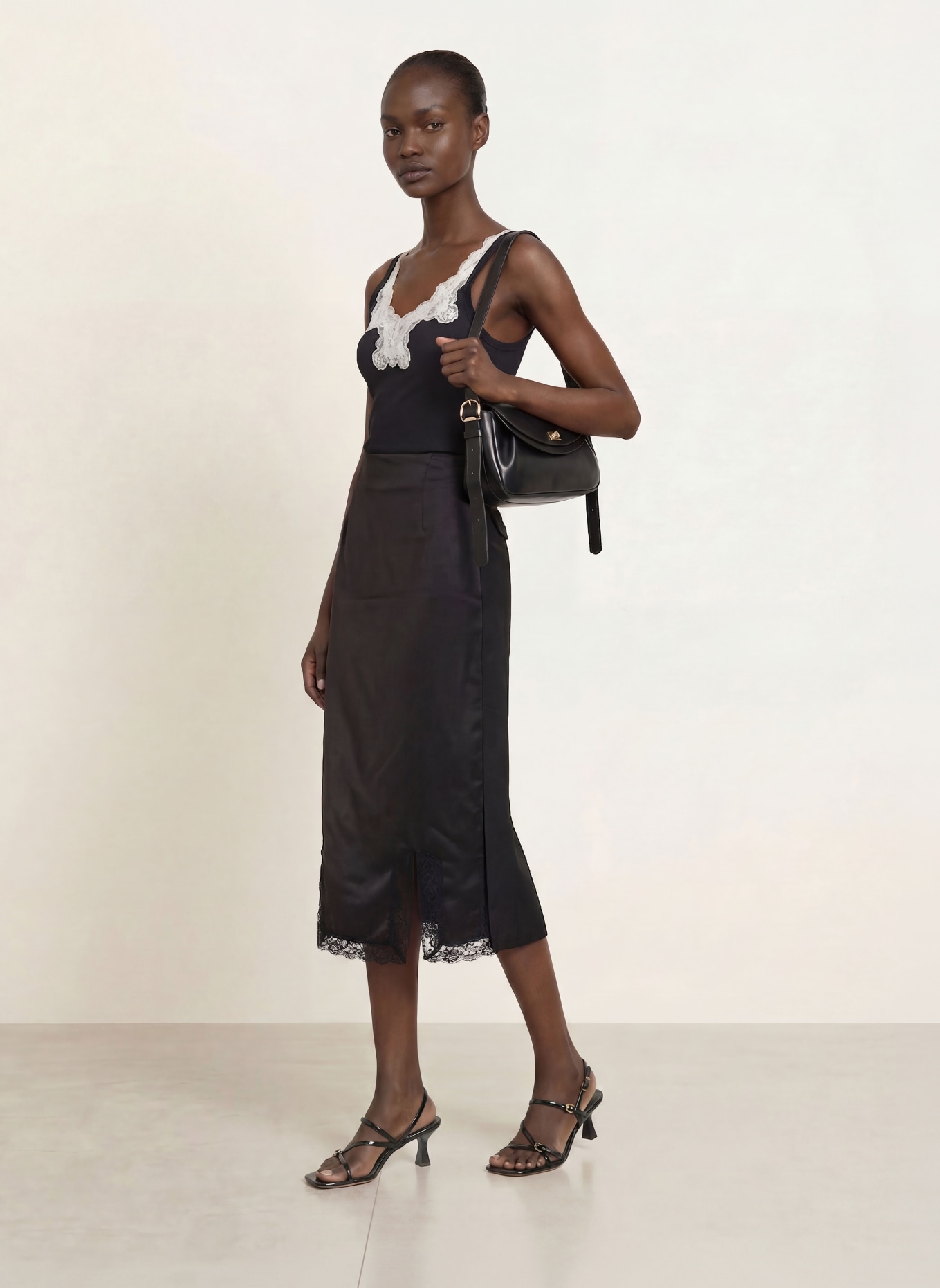 SANDRO Rock im Materialmix mit Spitze: SCHWARZ