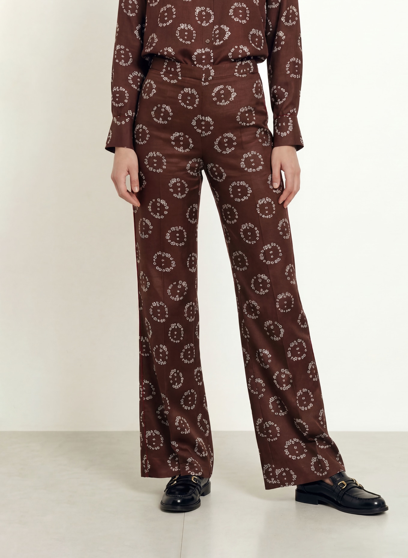 SANDRO Spodnie bootcut: CIEMNOBRĄZOWY / BIAŁY