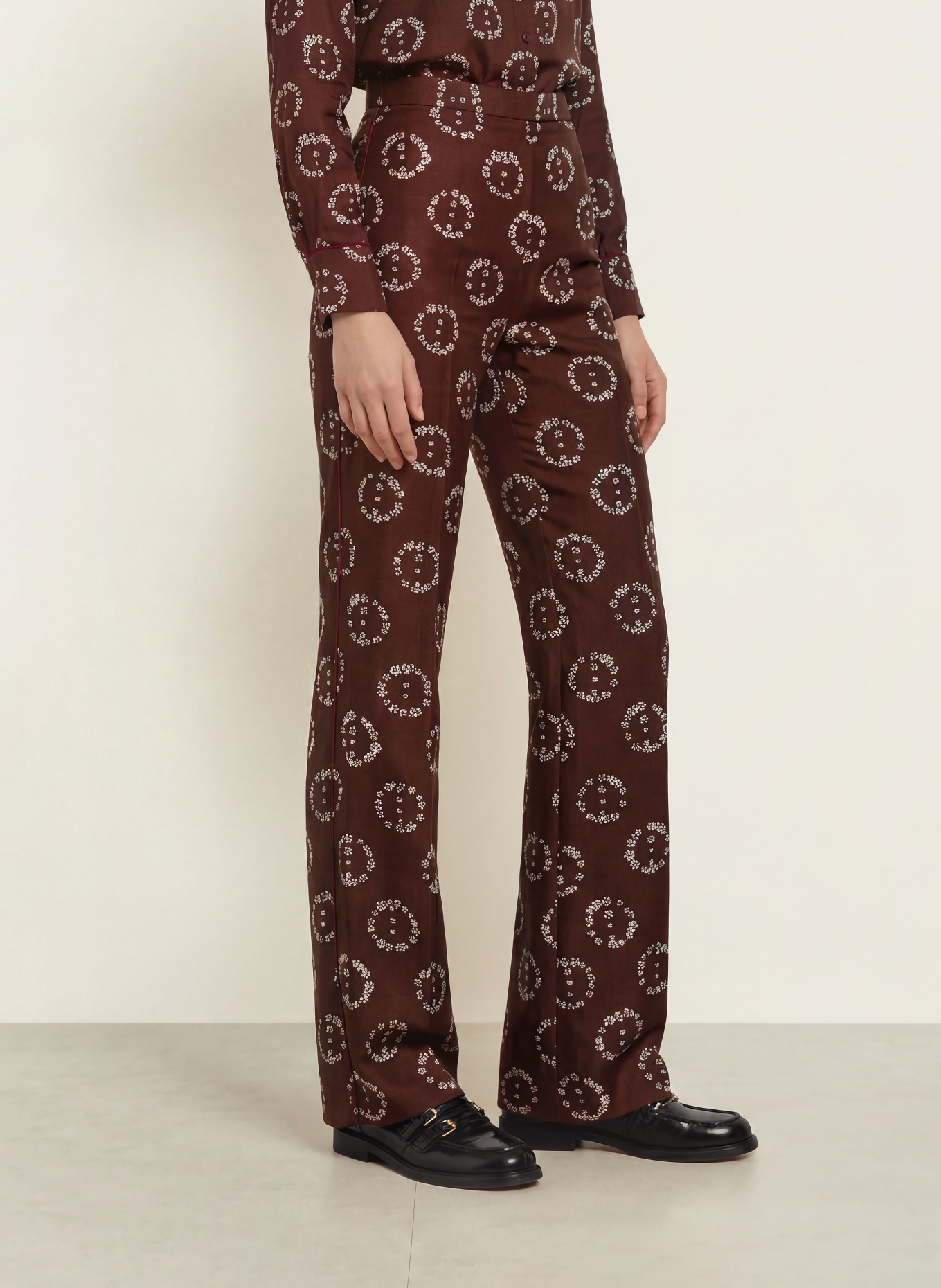 SANDRO Spodnie bootcut: CIEMNOBRĄZOWY / BIAŁY