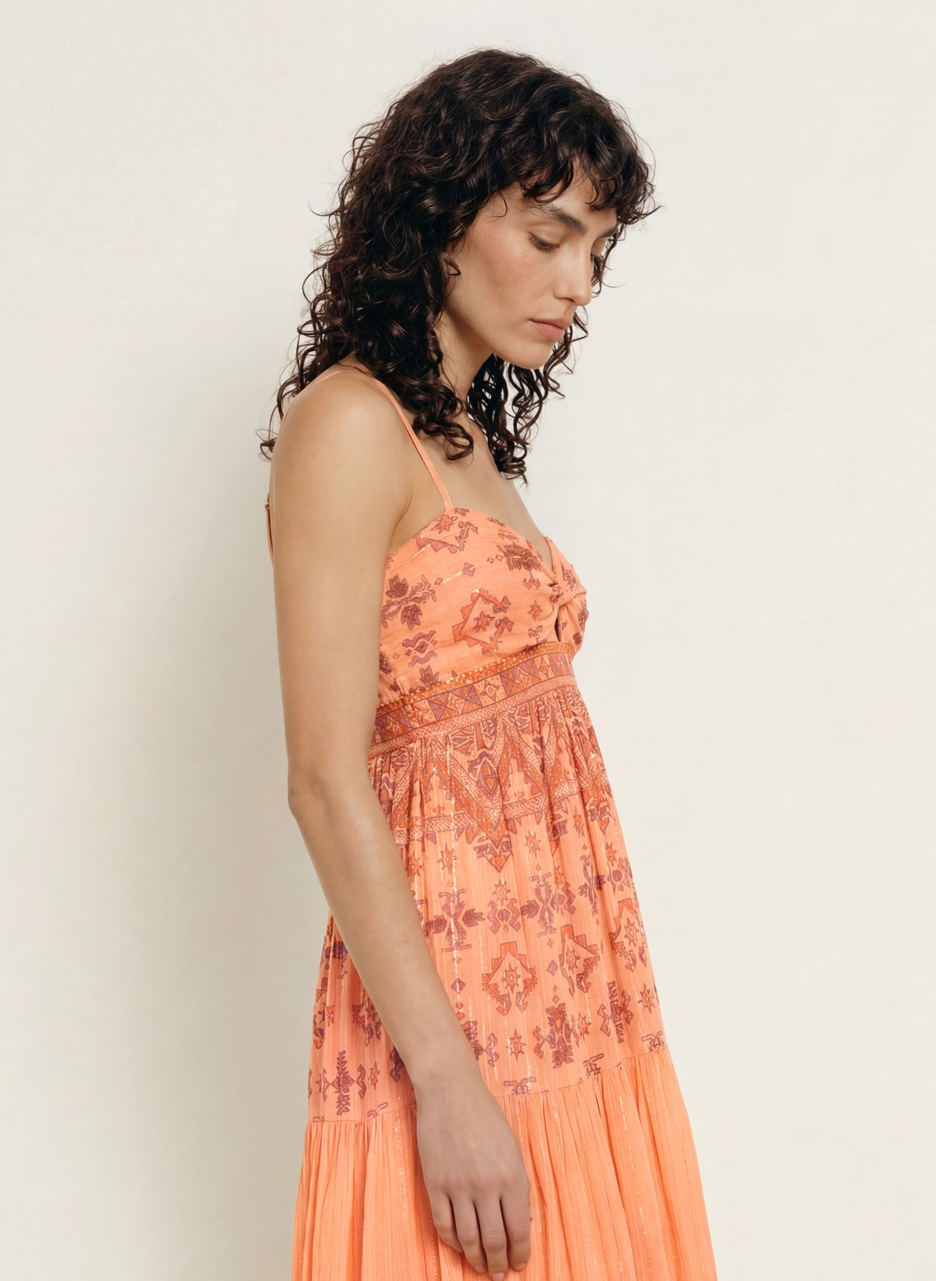 ba&sh Kleid ZEMA mit Glitzergarn und Cut-out: ORANGE / DUNKELROT / DUNKELORANGE