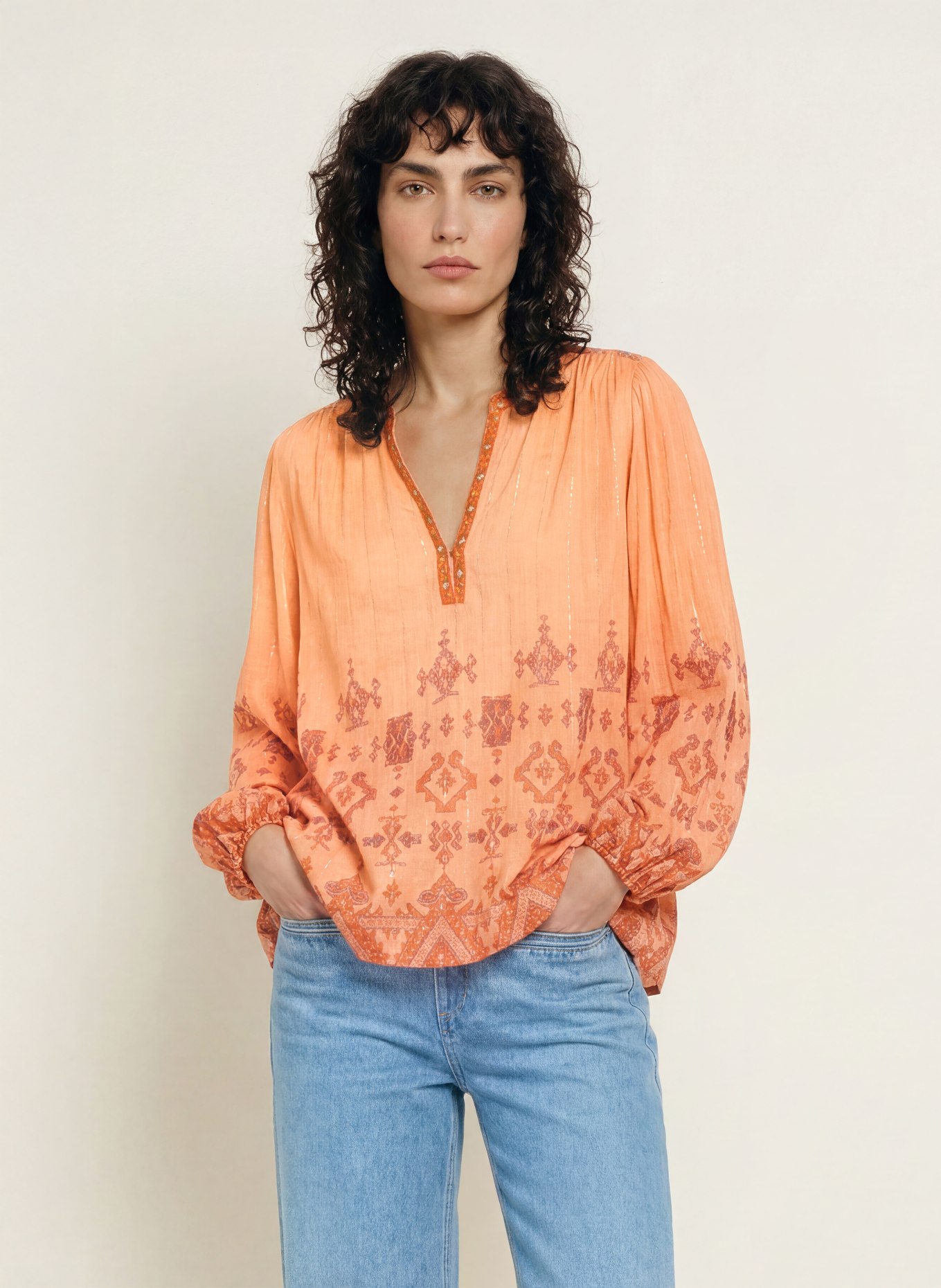 ba&sh Blusenshirt ZATO mit Glitzergarn: LACHS / DUNKELROT