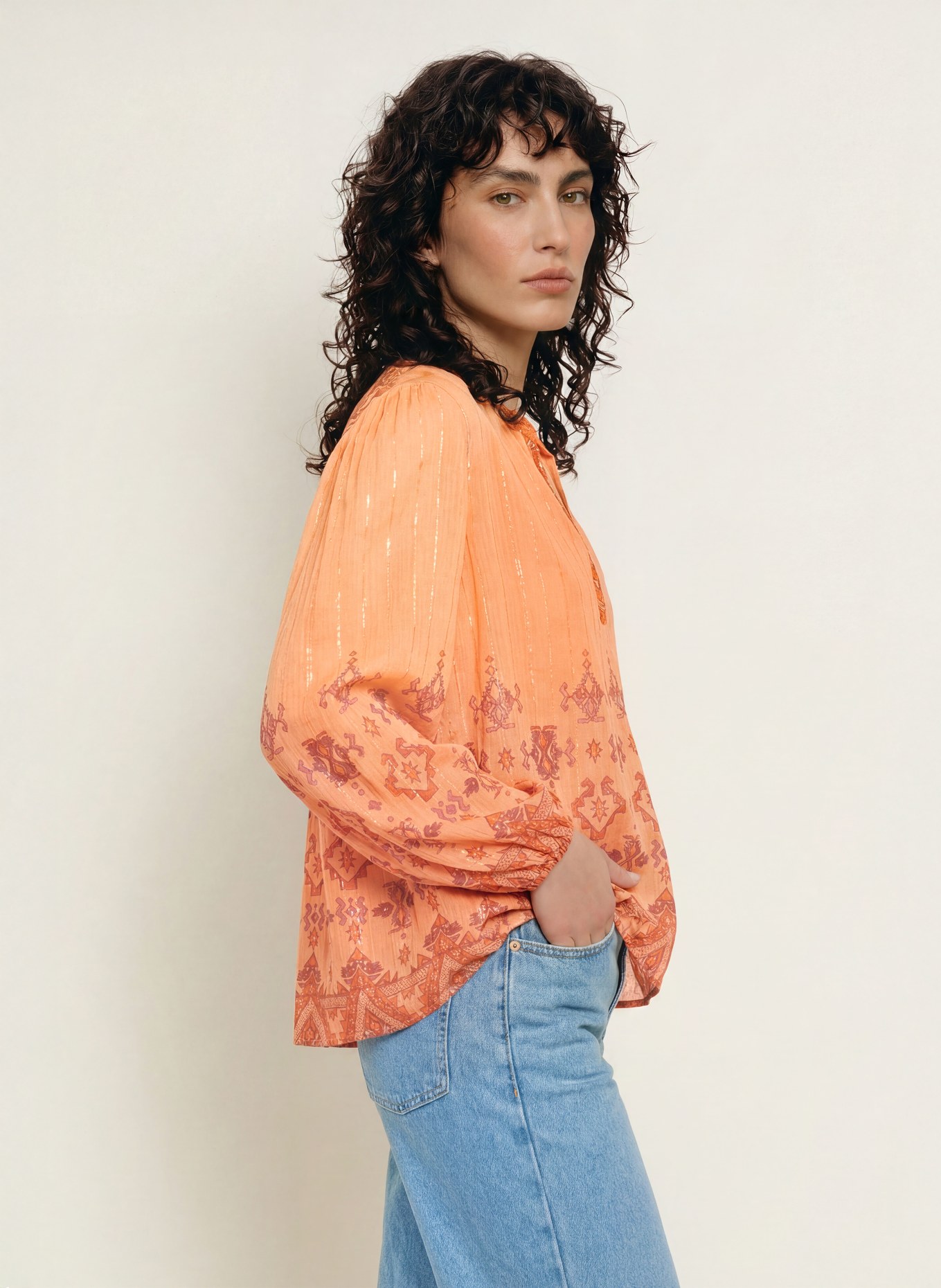 ba&sh Blusenshirt ZATO mit Glitzergarn: LACHS / DUNKELROT