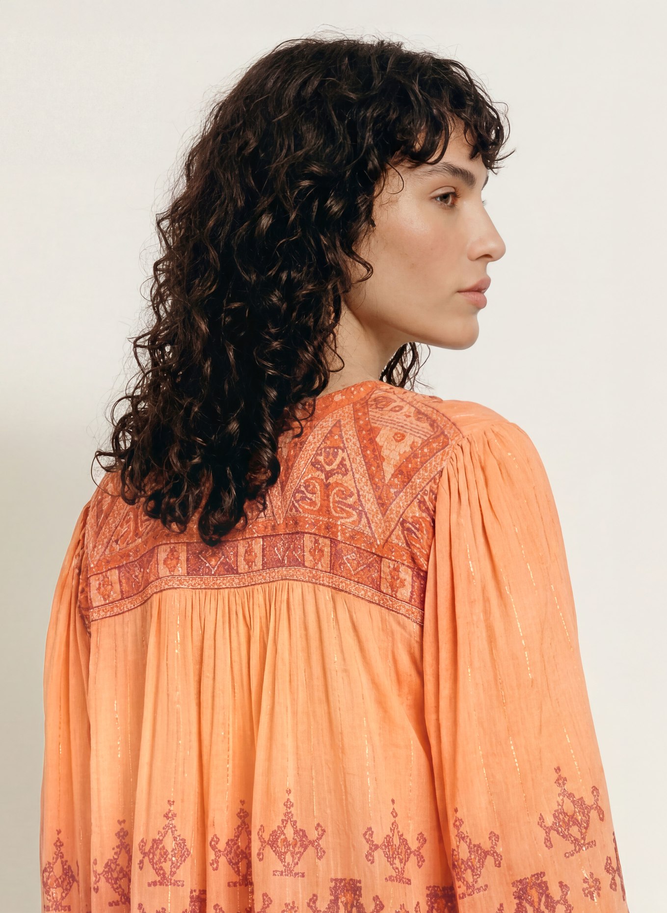 ba&sh Blusenshirt ZATO mit Glitzergarn: LACHS / DUNKELROT