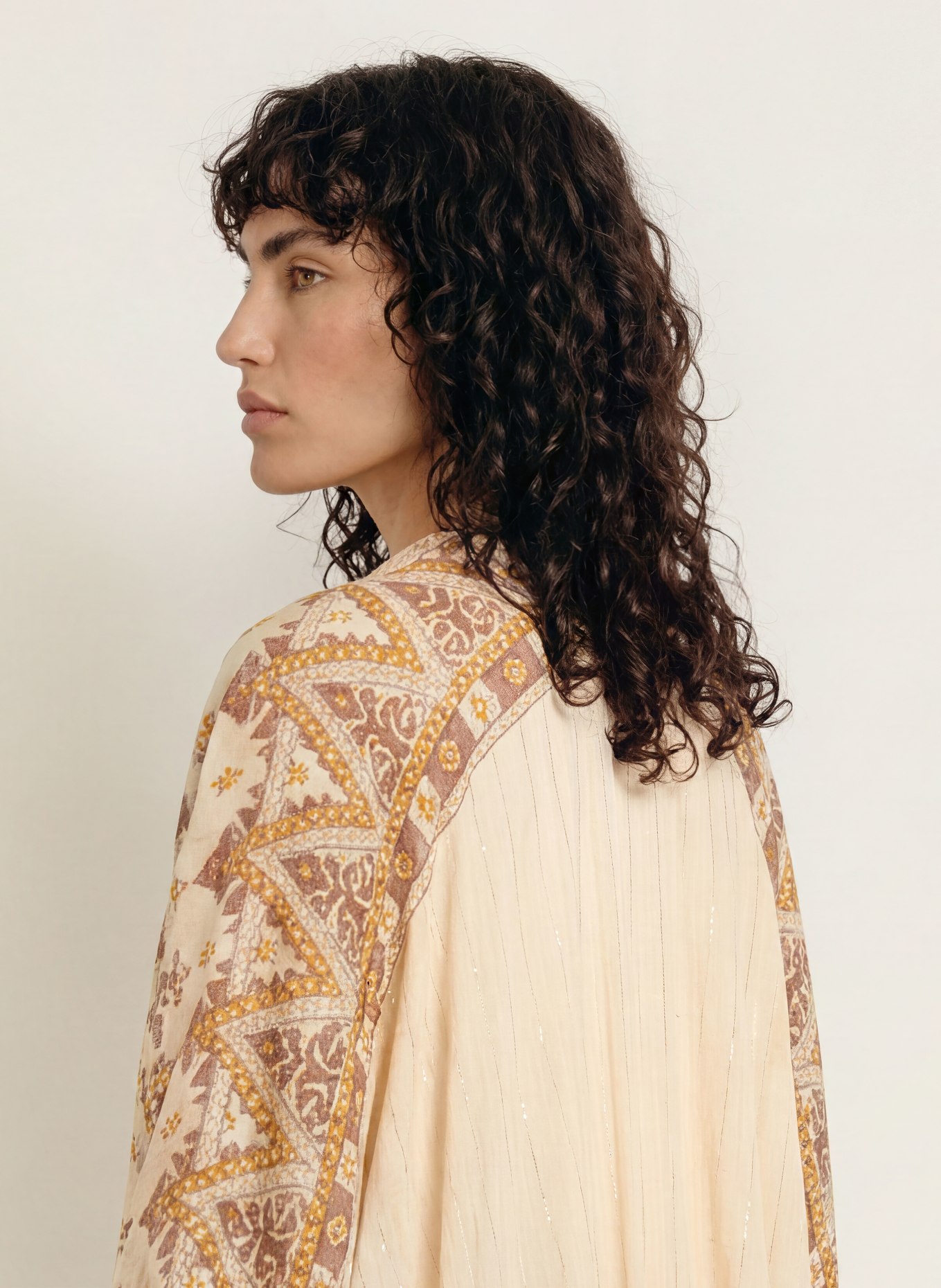ba&sh Poncho ZELMA mit Glitzergarn und 3/4-Arm: HELLGELB / BRAUN / DUNKELGELB