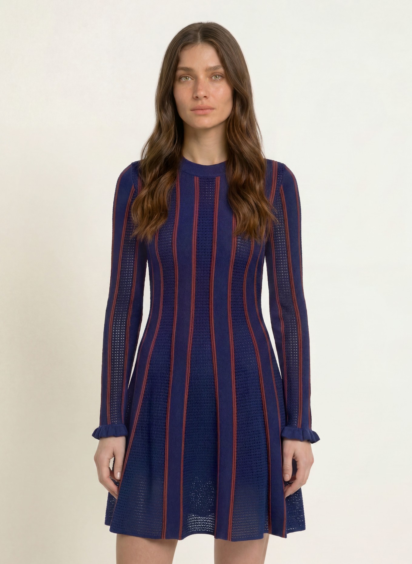 CLAUDIE PIERLOT Strickkleid mit Rüschen: BLAU / BRAUN / DUNKELROT