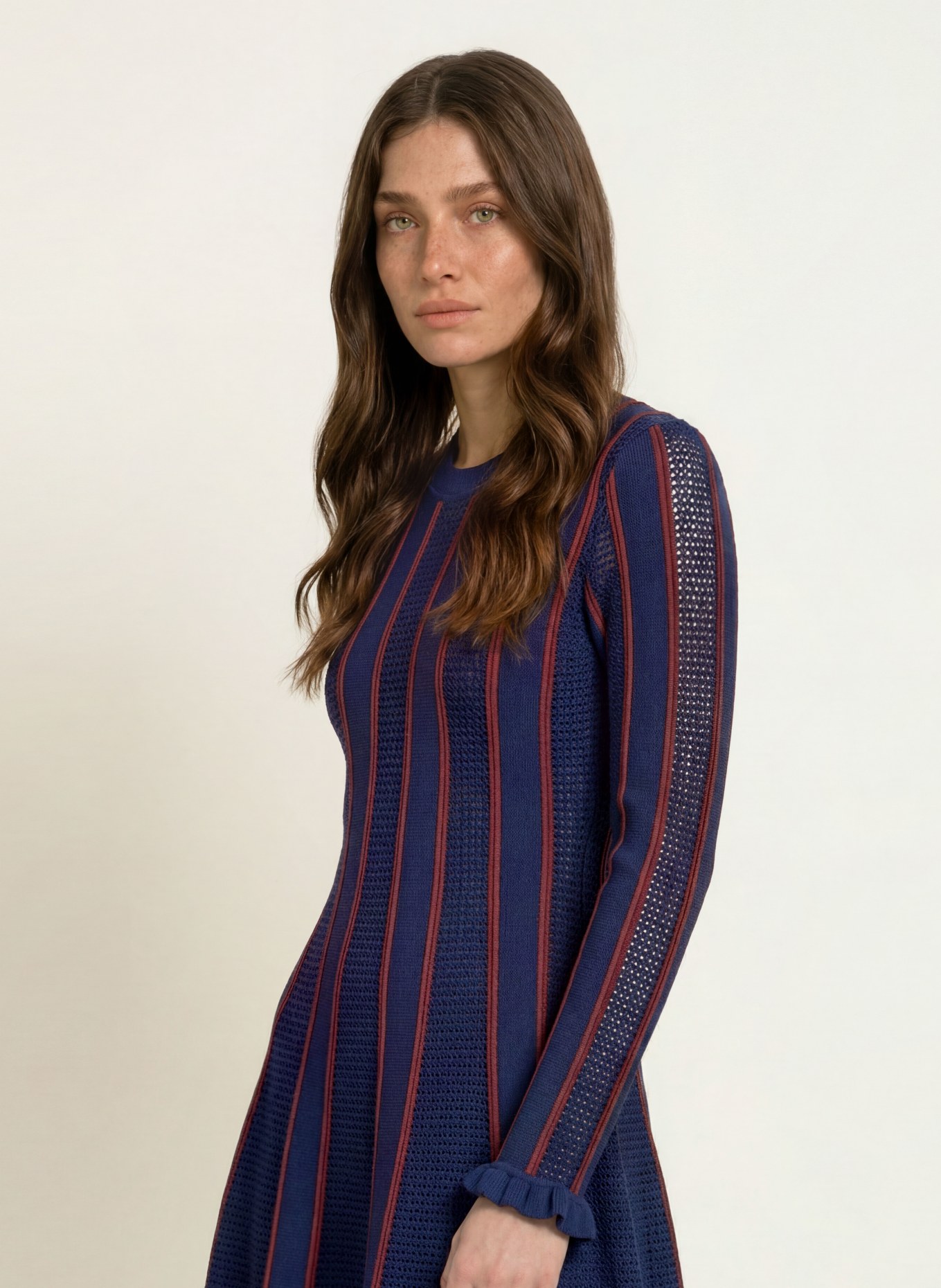 CLAUDIE PIERLOT Strickkleid mit Rüschen: BLAU / BRAUN / DUNKELROT