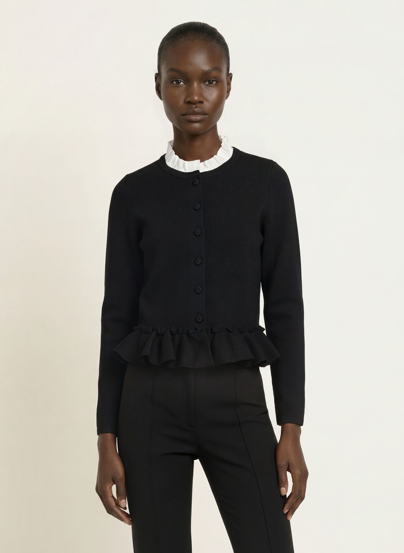 SANDRO Strickjacke mit abnehmbarem Kragen und Rüschen: SCHWARZ / WEISS