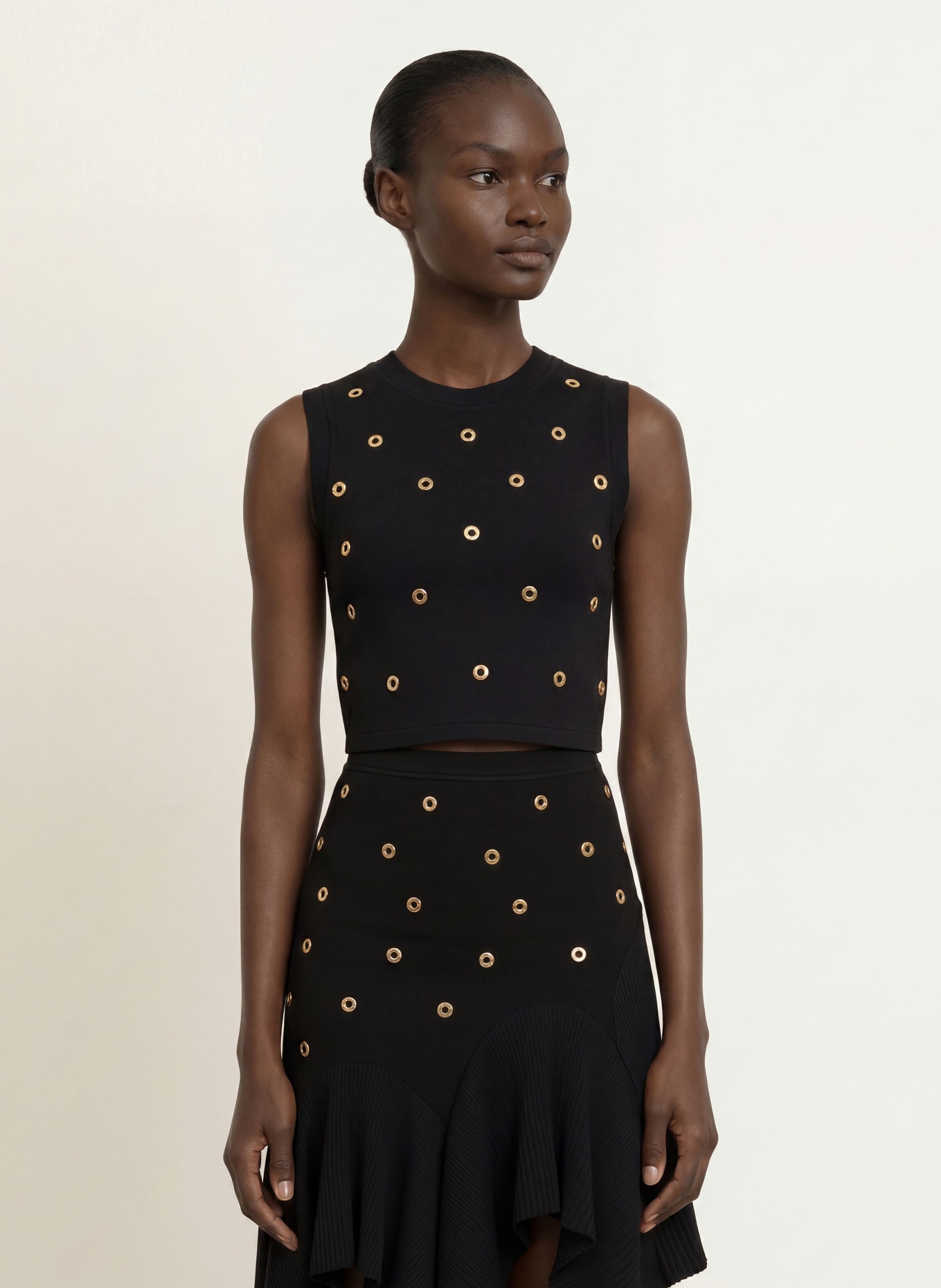 SANDRO Cropped-Top mit NIeten und Schmucksteinen: SCHWARZ