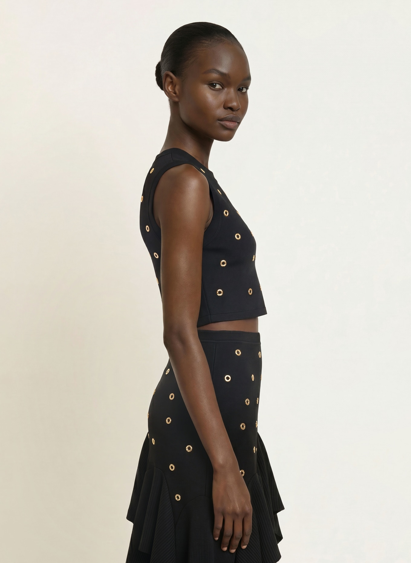 SANDRO Cropped-Top mit NIeten und Schmucksteinen: SCHWARZ