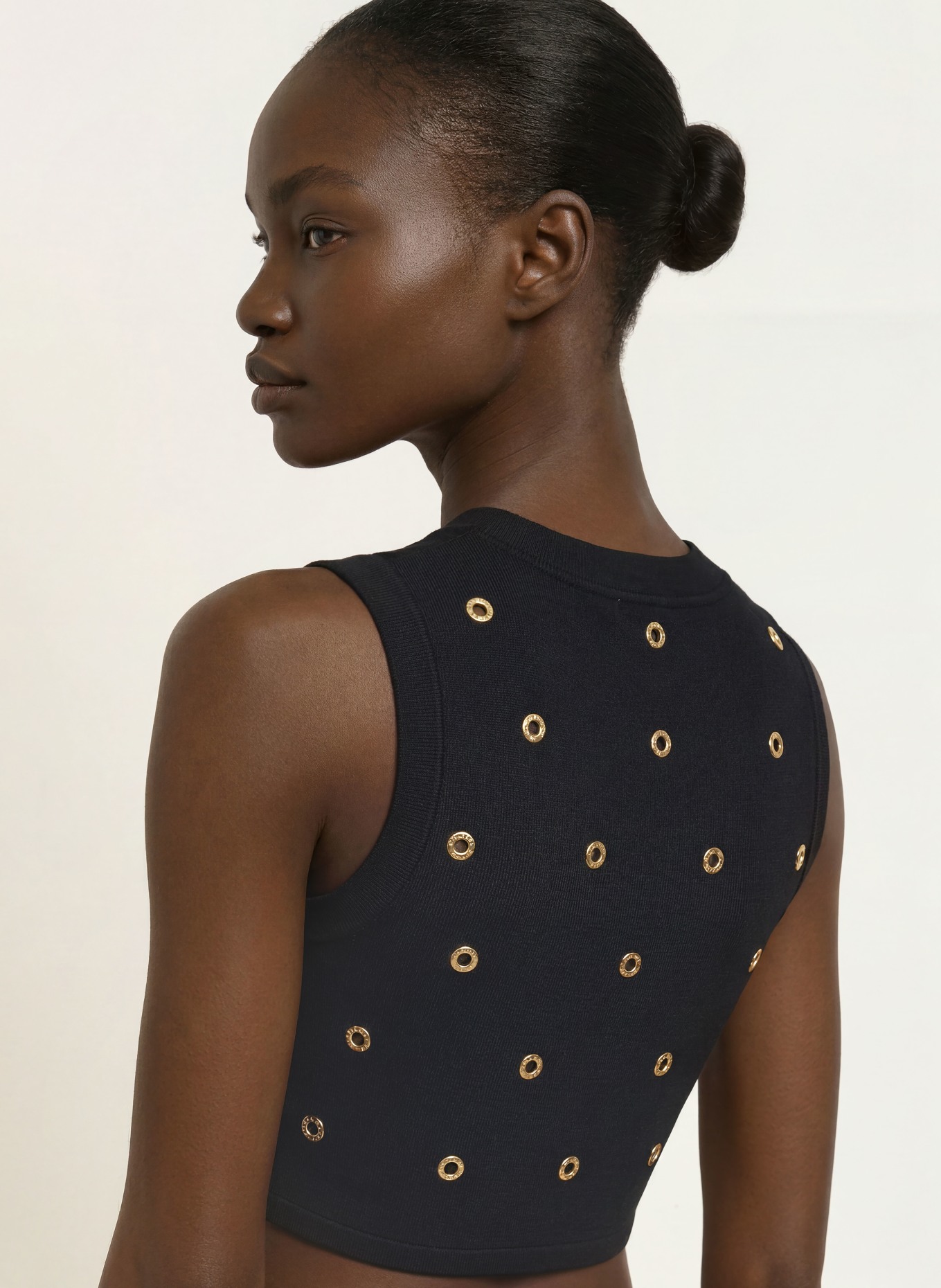 SANDRO Cropped-Top mit NIeten und Schmucksteinen: SCHWARZ
