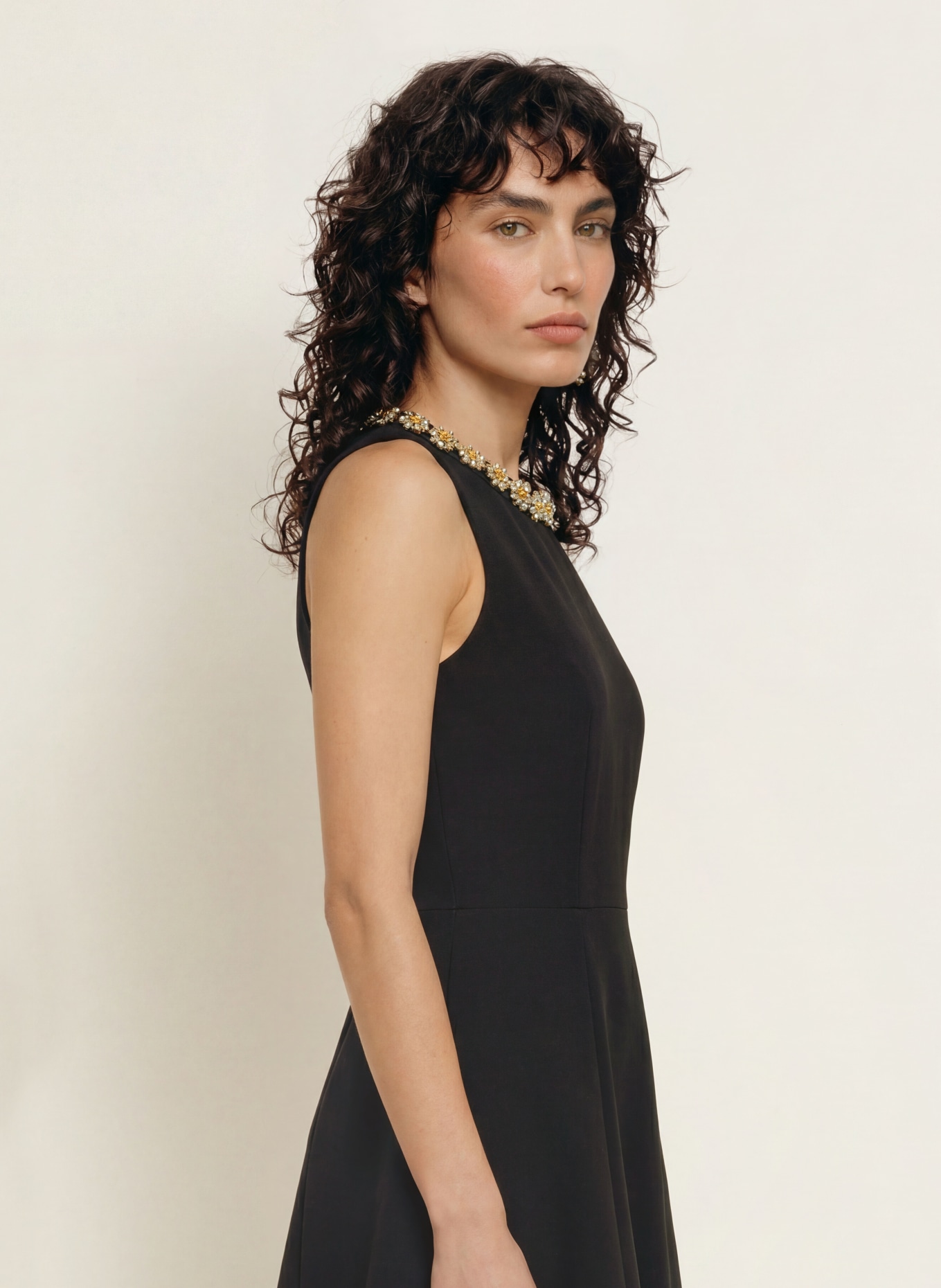 SANDRO Kleid mit Schmucksteinen: SCHWARZ / GOLD