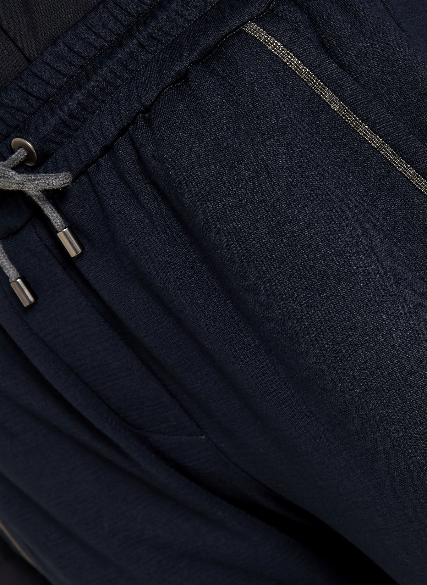 BRUNELLO CUCINELLI 7/8 kalhoty v joggingovém stylu s hedvábím a perlami: TMAVĚ MODRÁ