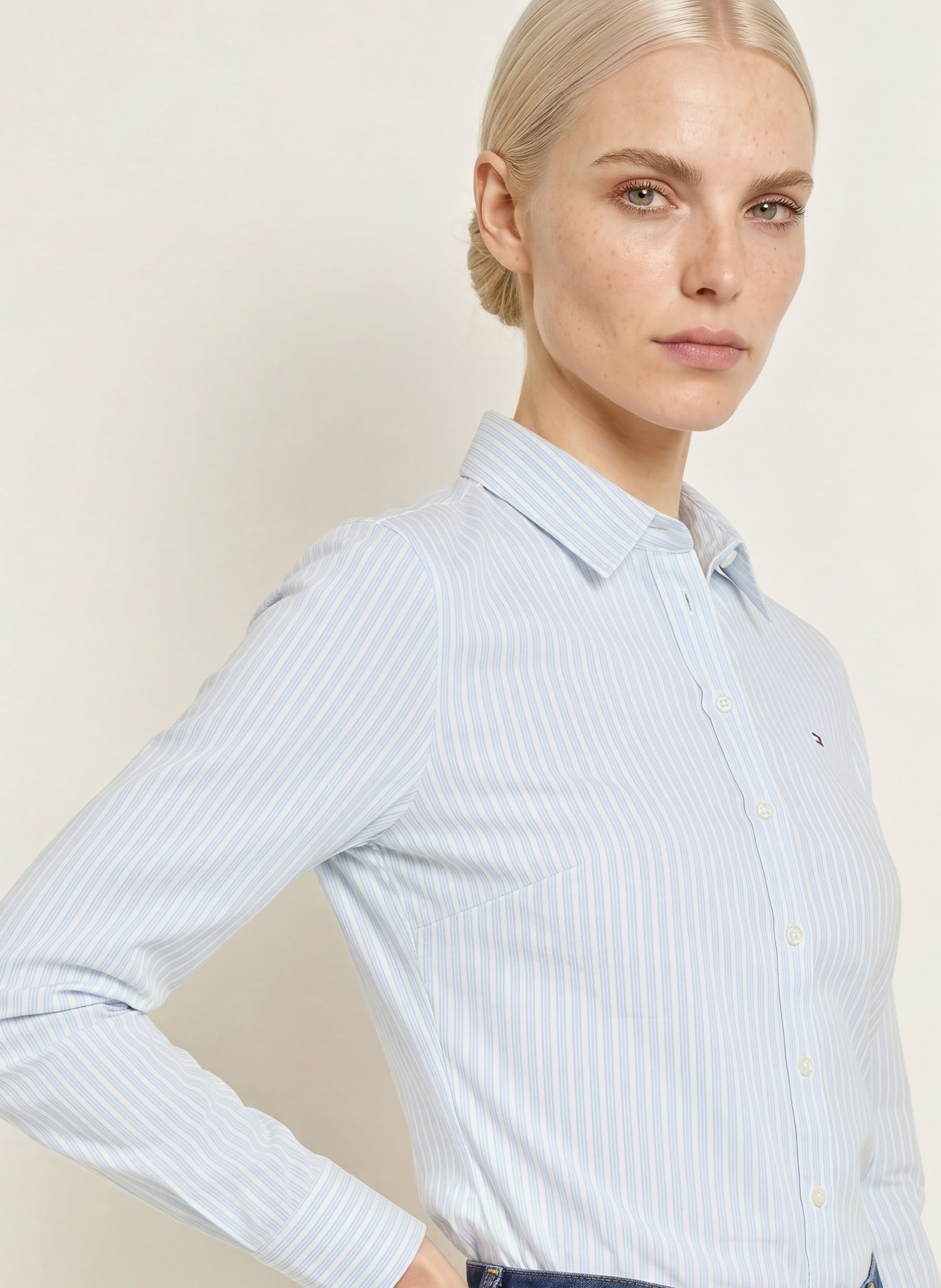 TOMMY HILFIGER Hemdbluse aus Piqué: WEISS / HELLBLAU