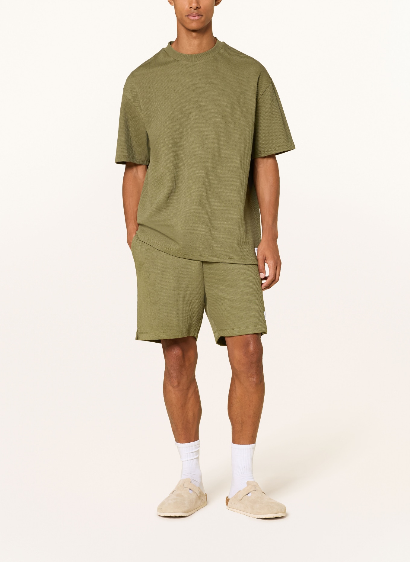HUGO Sweat shorts NUWAFFLO: OLIVE