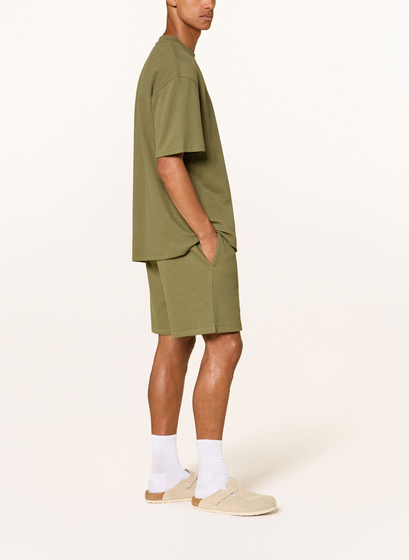 HUGO Sweat shorts NUWAFFLO: OLIVE
