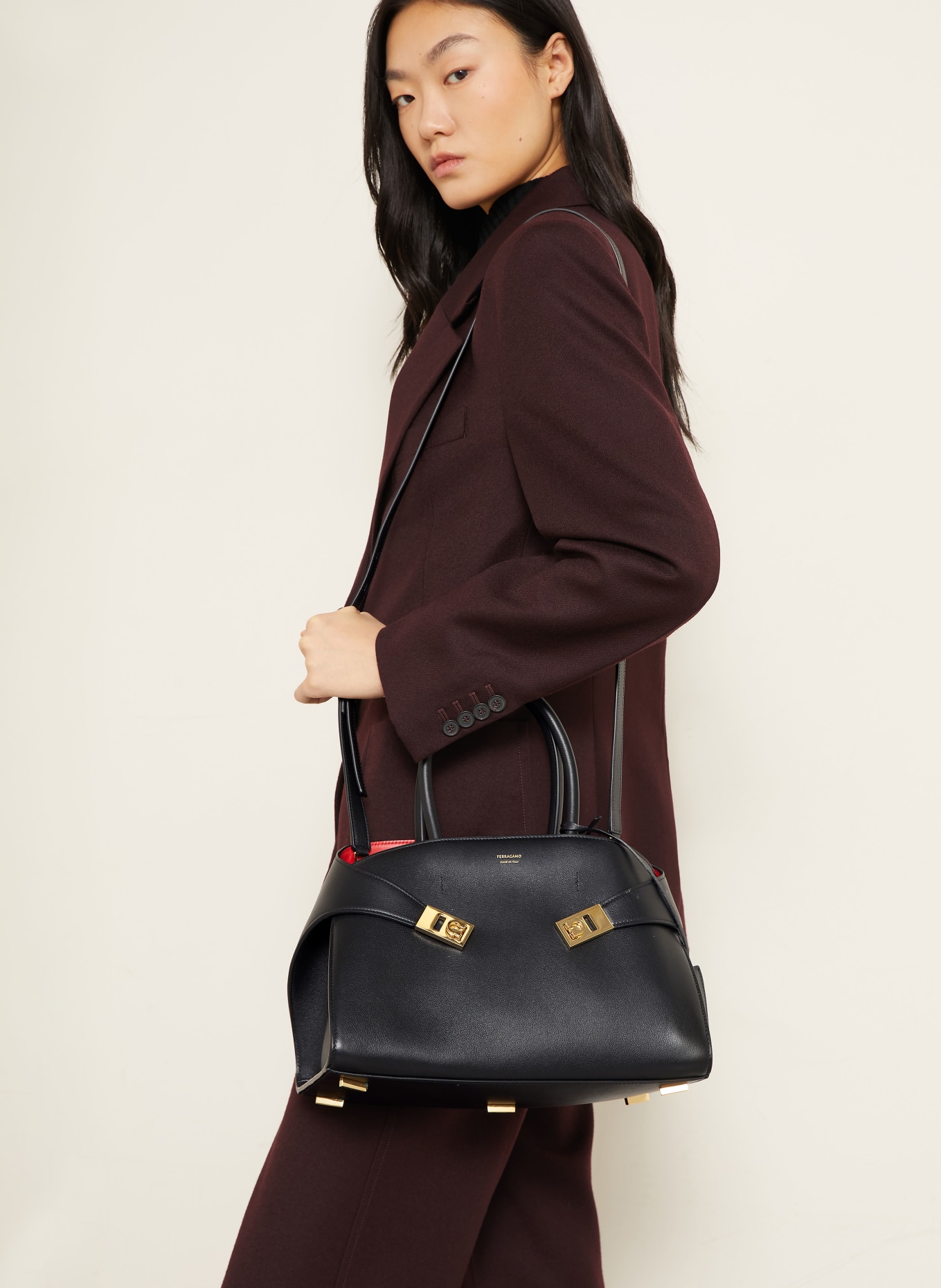 FERRAGAMO Handbag HUG SOFT: BLACK / GOLD