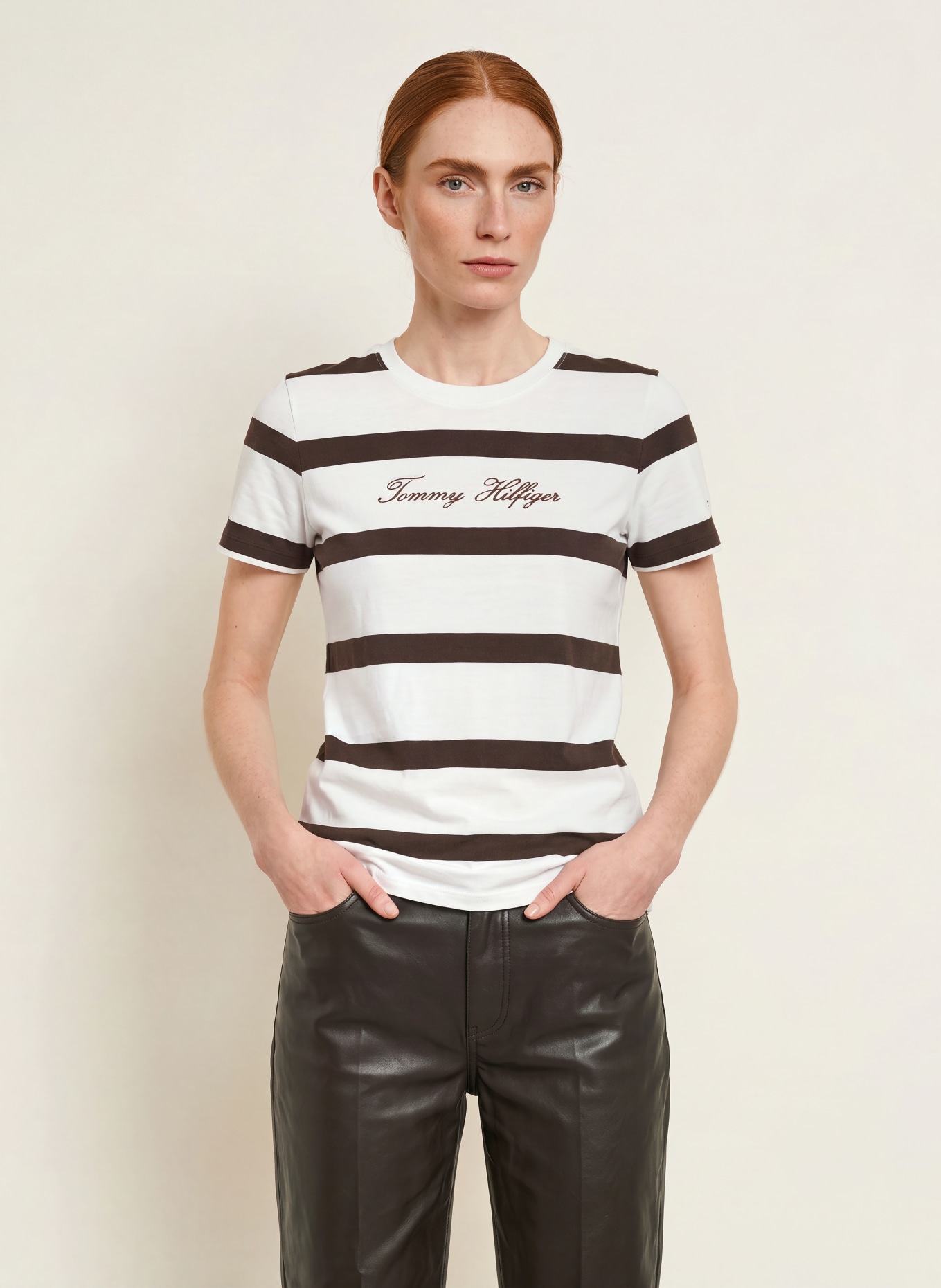 TOMMY HILFIGER T-shirt: ÉCRU / MARRON FONCÉ