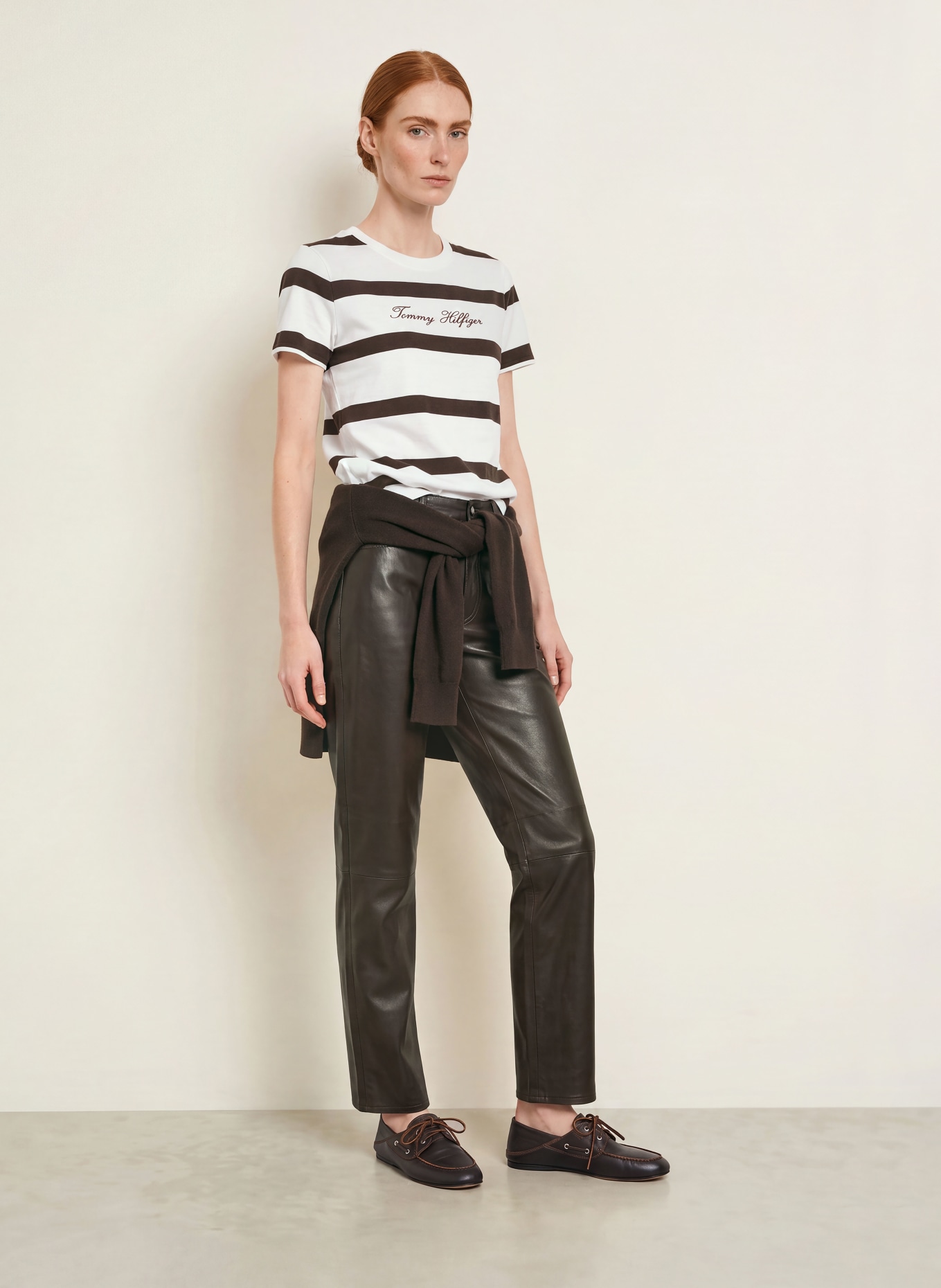 TOMMY HILFIGER T-shirt: ÉCRU / MARRON FONCÉ