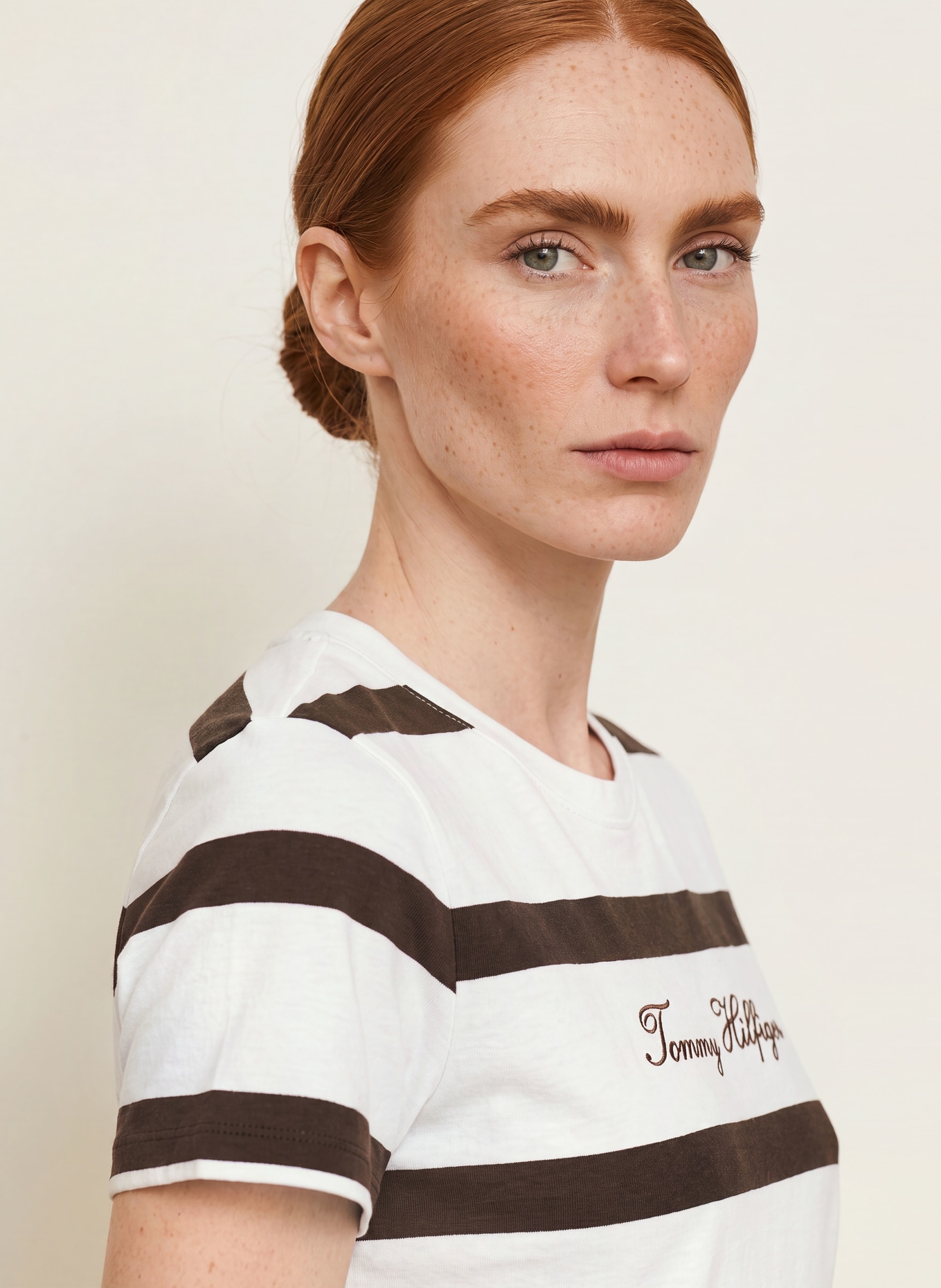 TOMMY HILFIGER T-shirt: ÉCRU / MARRON FONCÉ