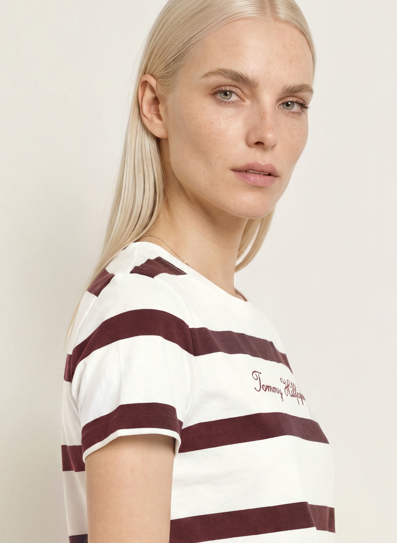 TOMMY HILFIGER Tričko: REŽNÁ / TMAVĚ FIALOVÁ