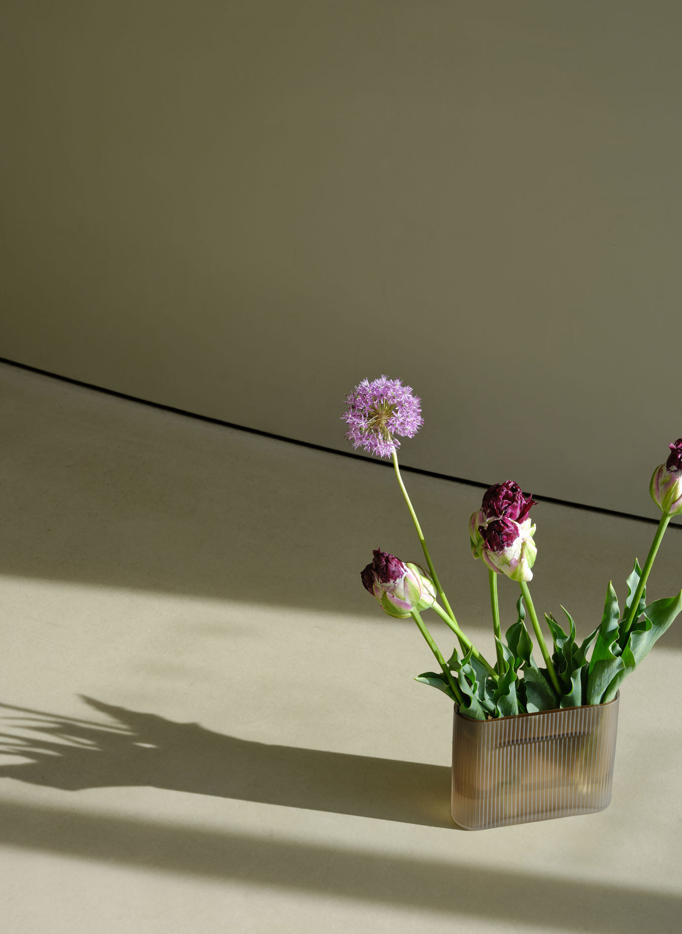 MUUTO Vase RIDGE: TAUPE